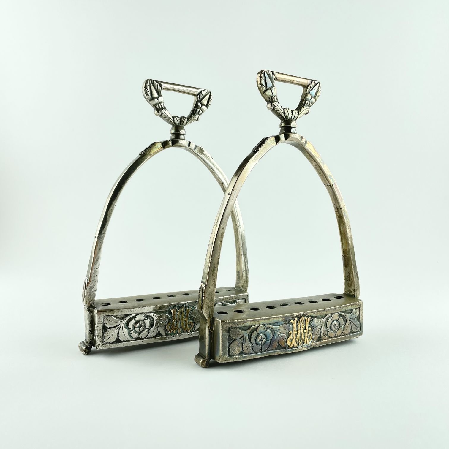 Estribos en plata y oro