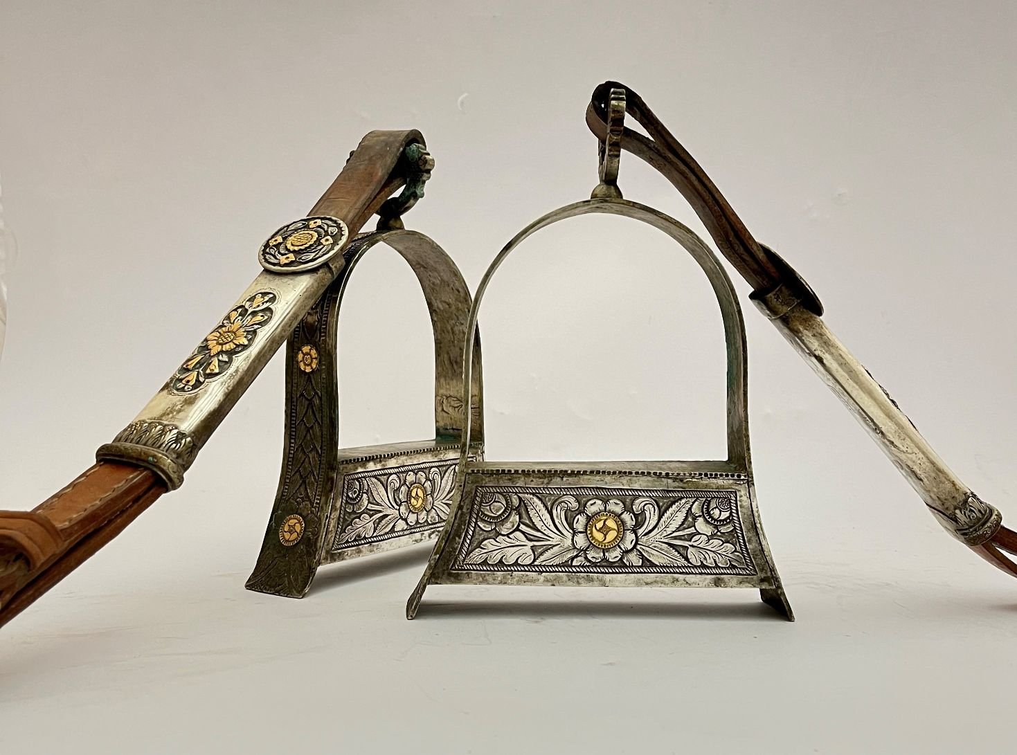 Estribos en plata y oro