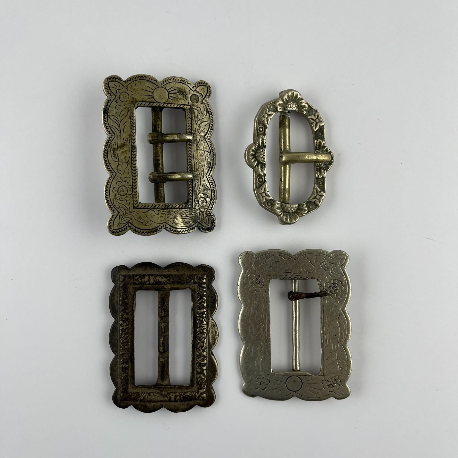 Cuatro hebillas gauchas en metal