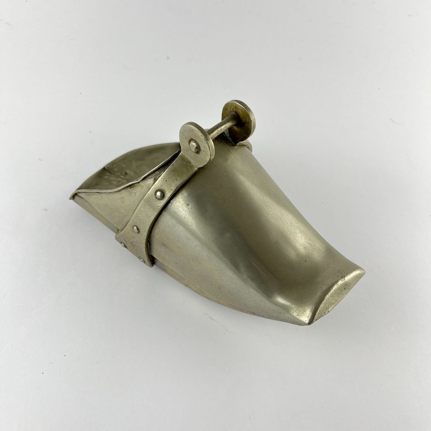 Estribo en metal blanco