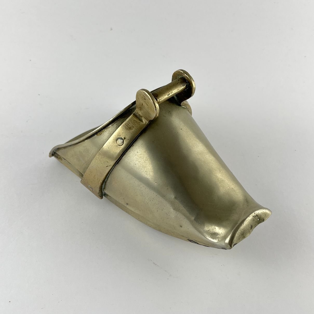 Estribo en metal blanco