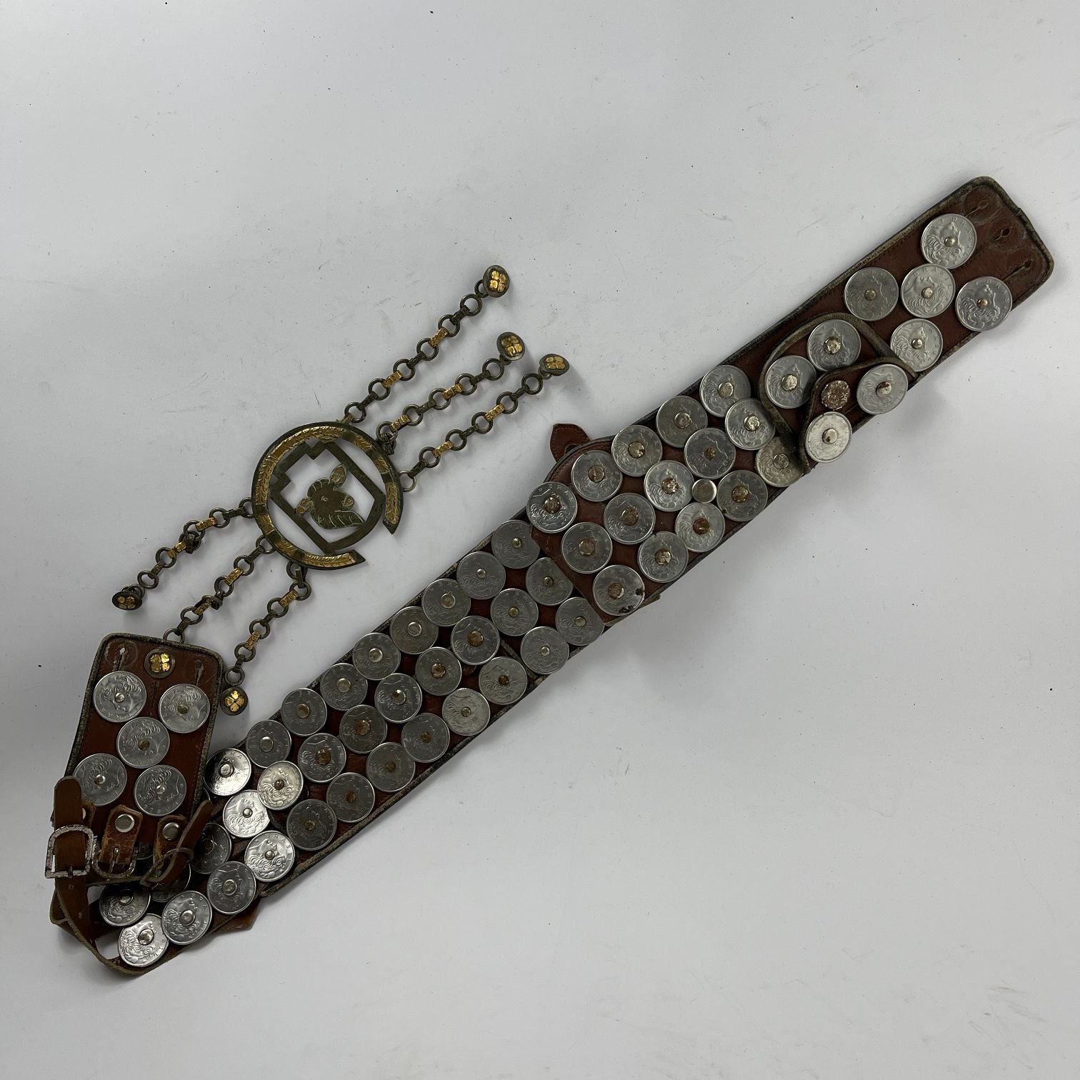 Rastra en plata, oro y cuero