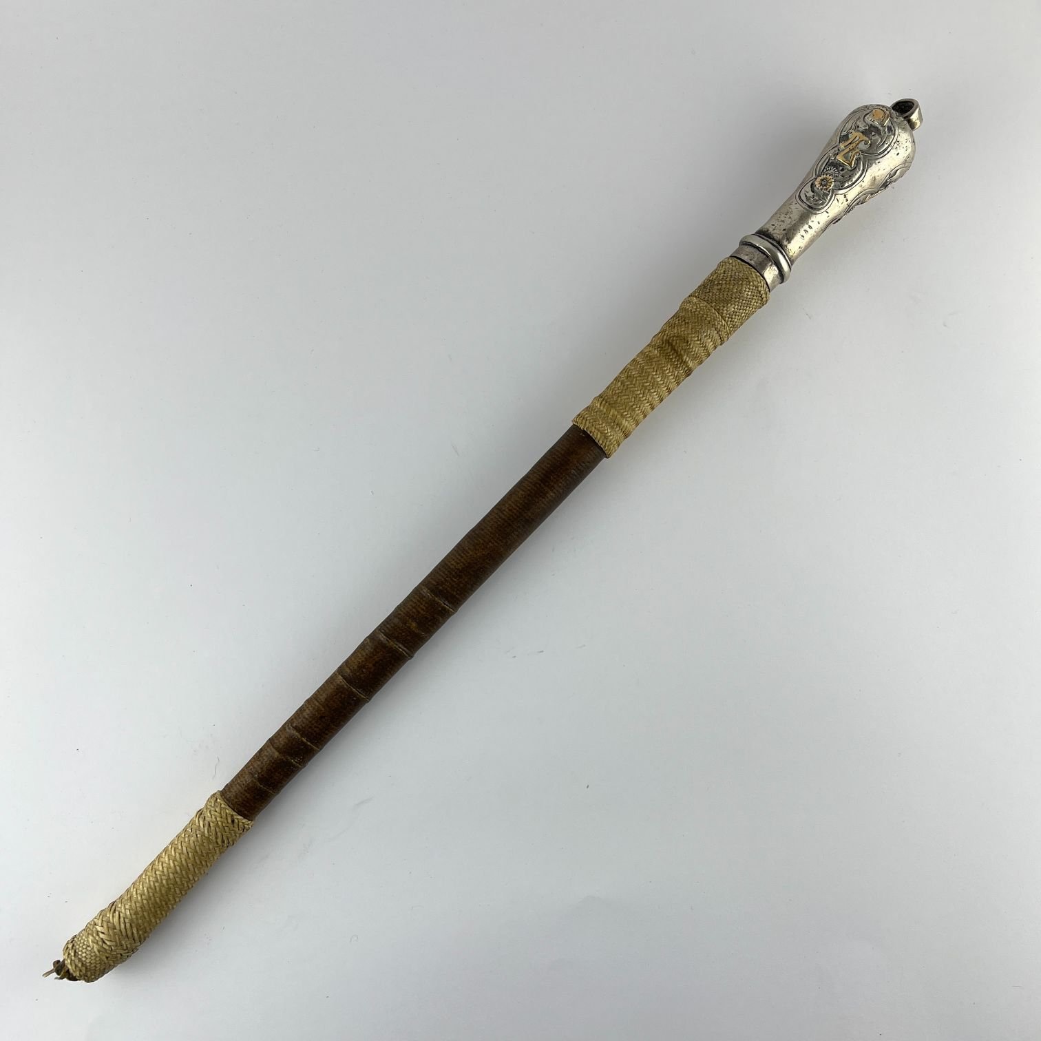 Arreador en cuero, plata y oro con estoque