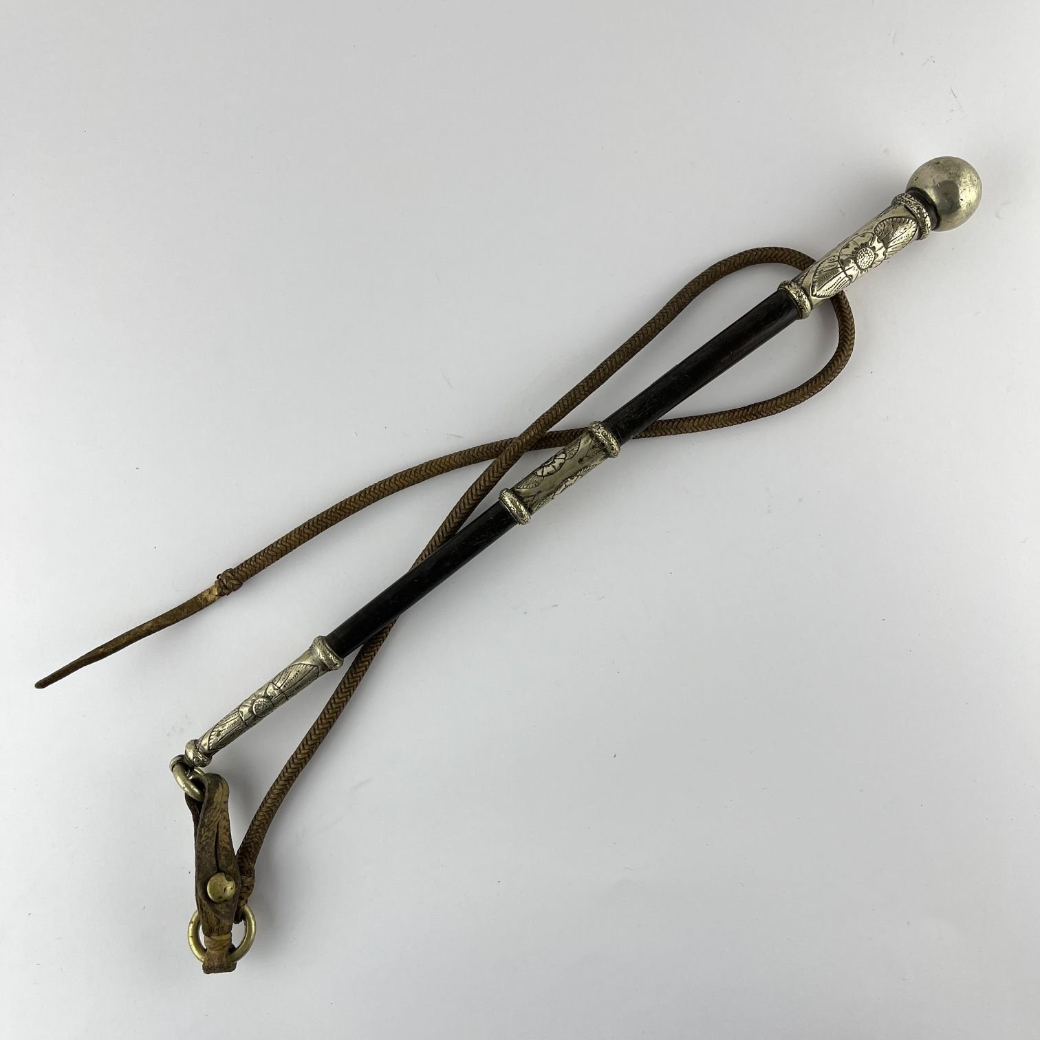 Arreador en bigote de ballena, cuero y metal