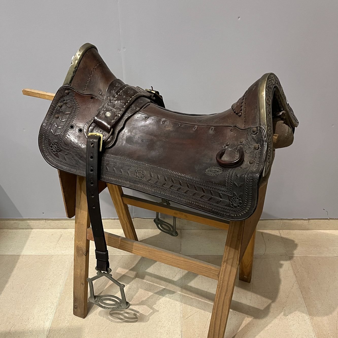 Recado en cuerpo, plata, oro y piel de yaguareté