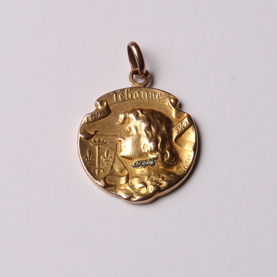 Medalla oro y diamantes