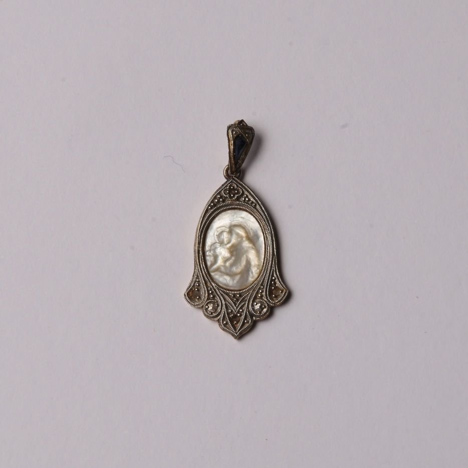 Medalla art nouveau oro, diamantes, zafiro y nácar