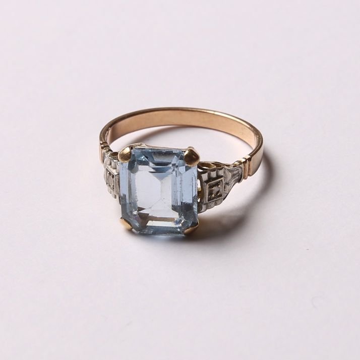 Anillo oro 18 K, piedra color y diamantes