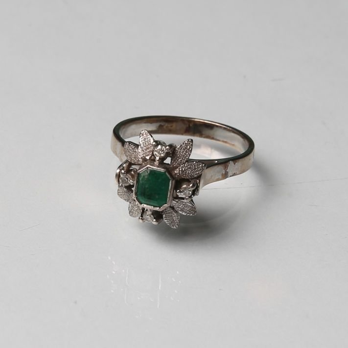 Anillo oro 18 K, esmeralda y brillantes