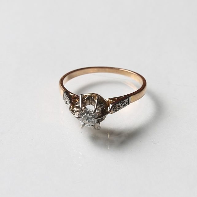 Anillo oro 18 K, brillante y diamantes