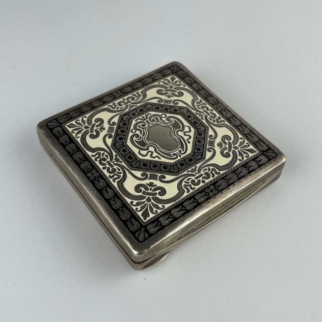 Polvera en plata y esmalte