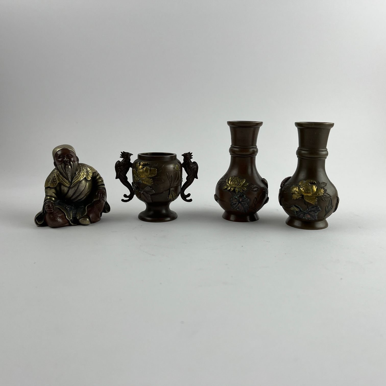 Cuatro piezas japonesas en bronce