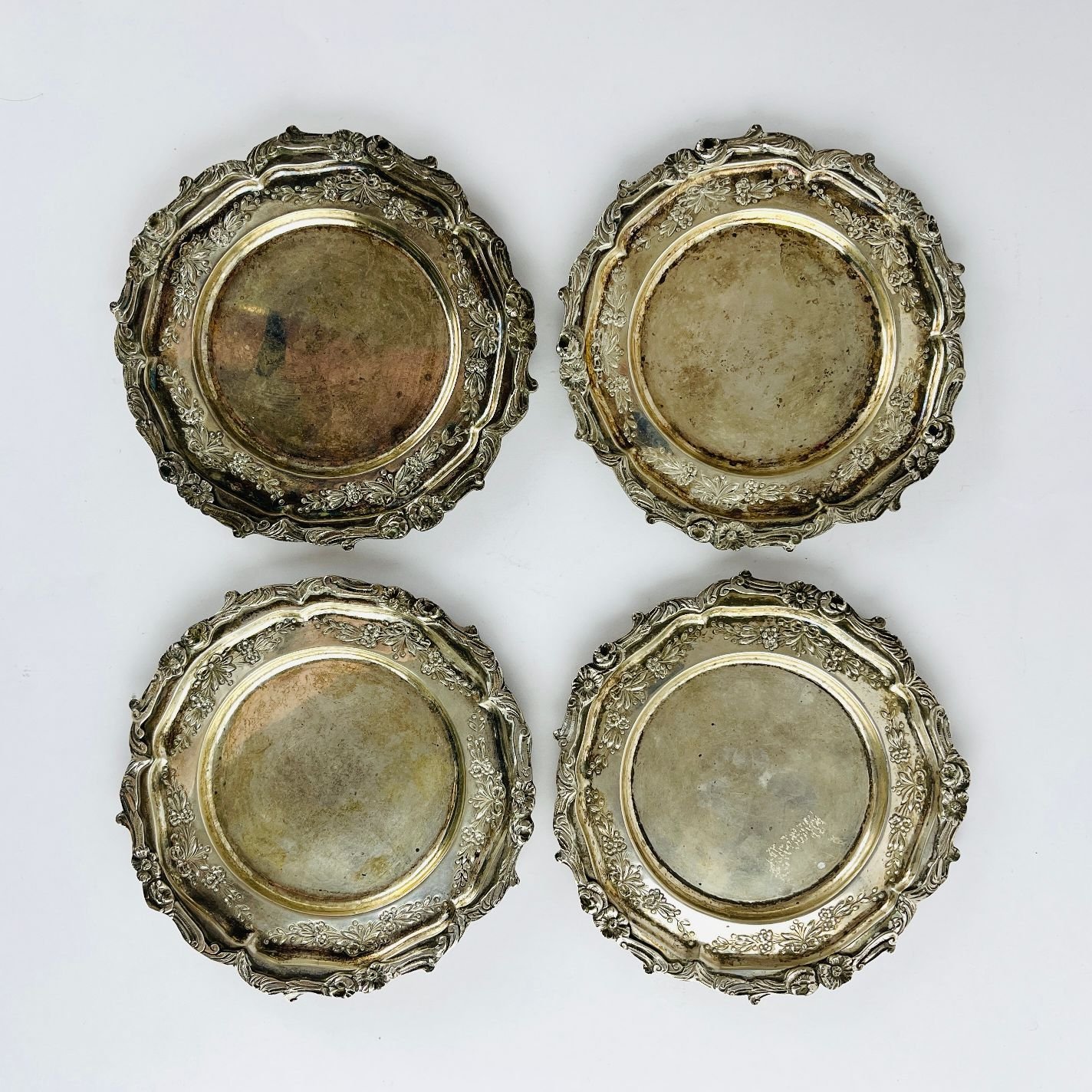 Juego de cuatro posabotellas alemanes en plata