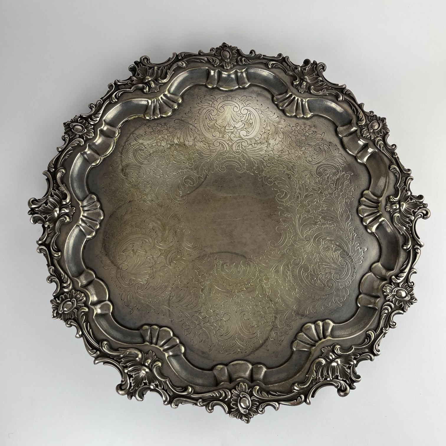 Bandeja inglesa en metal plateado