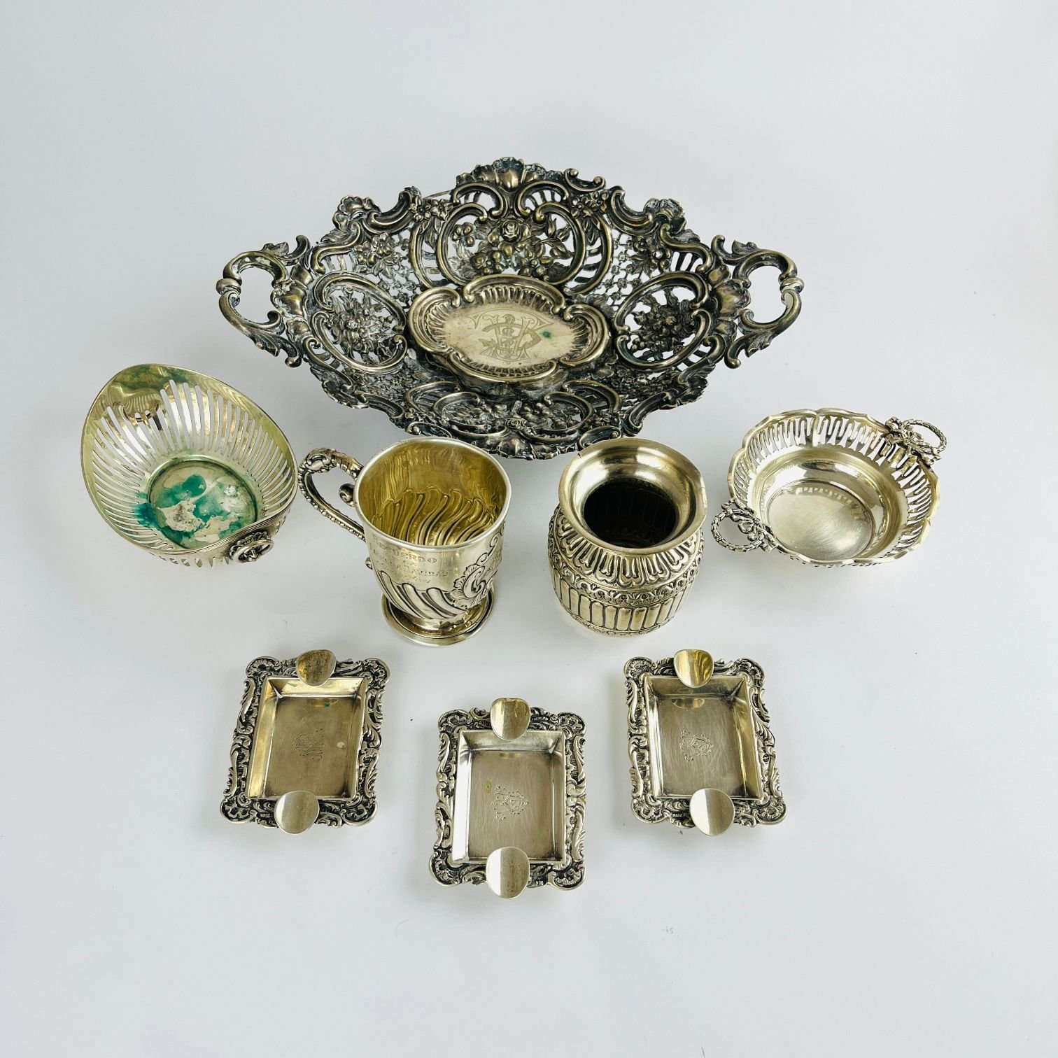 Conjunto de ocho piezas en plata