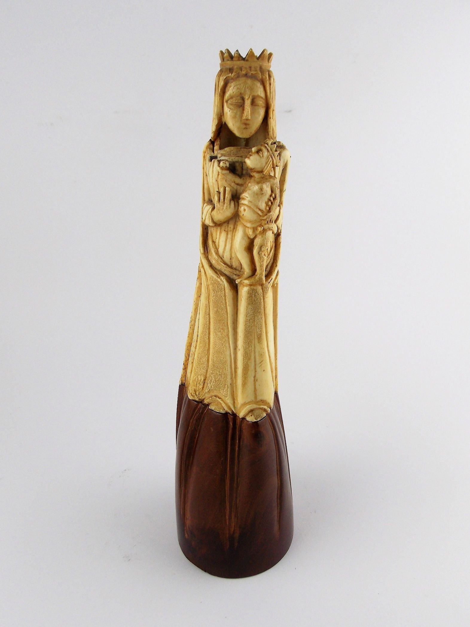 Escultura europea en hueso y madera