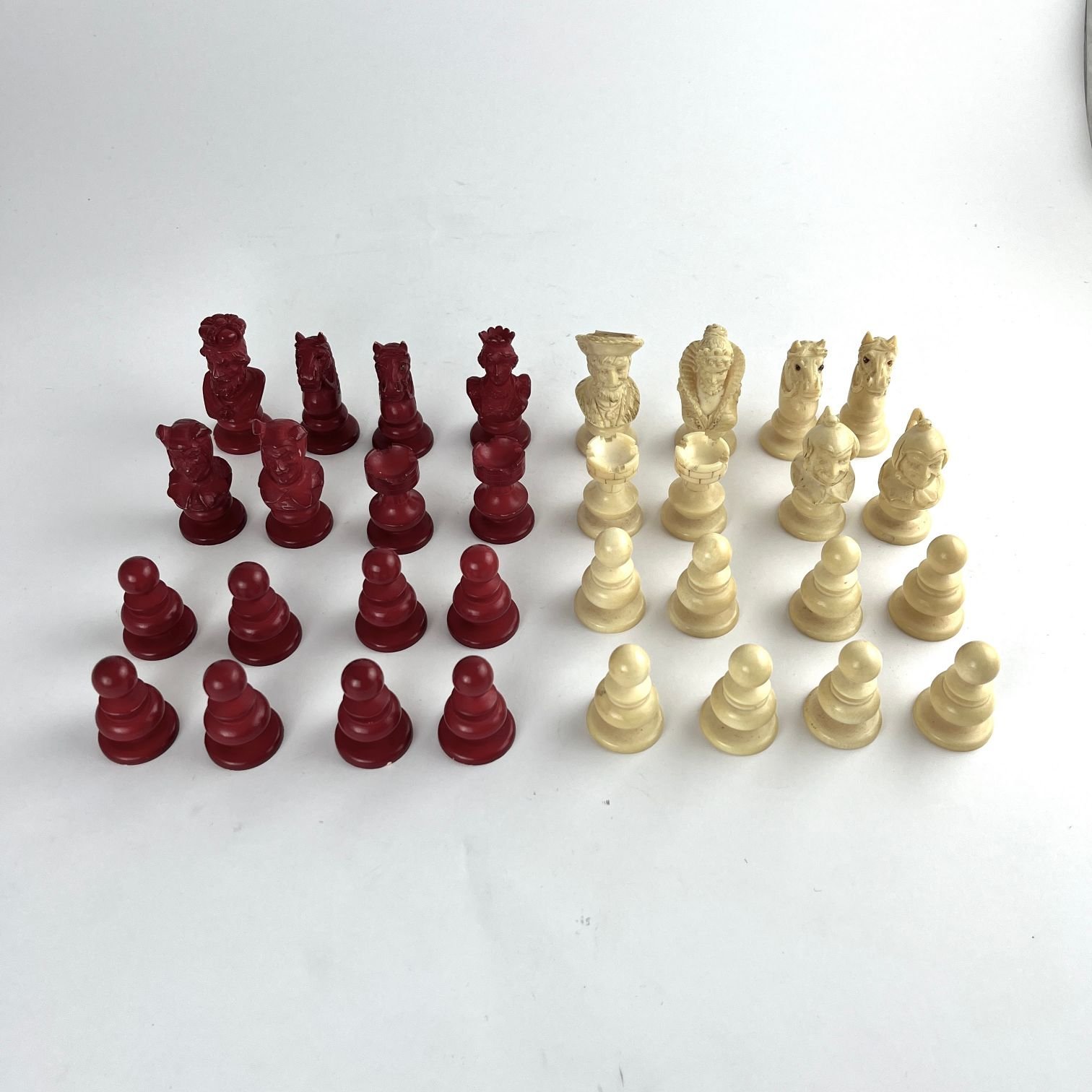 Juego de piezas de ajedrez en marfil