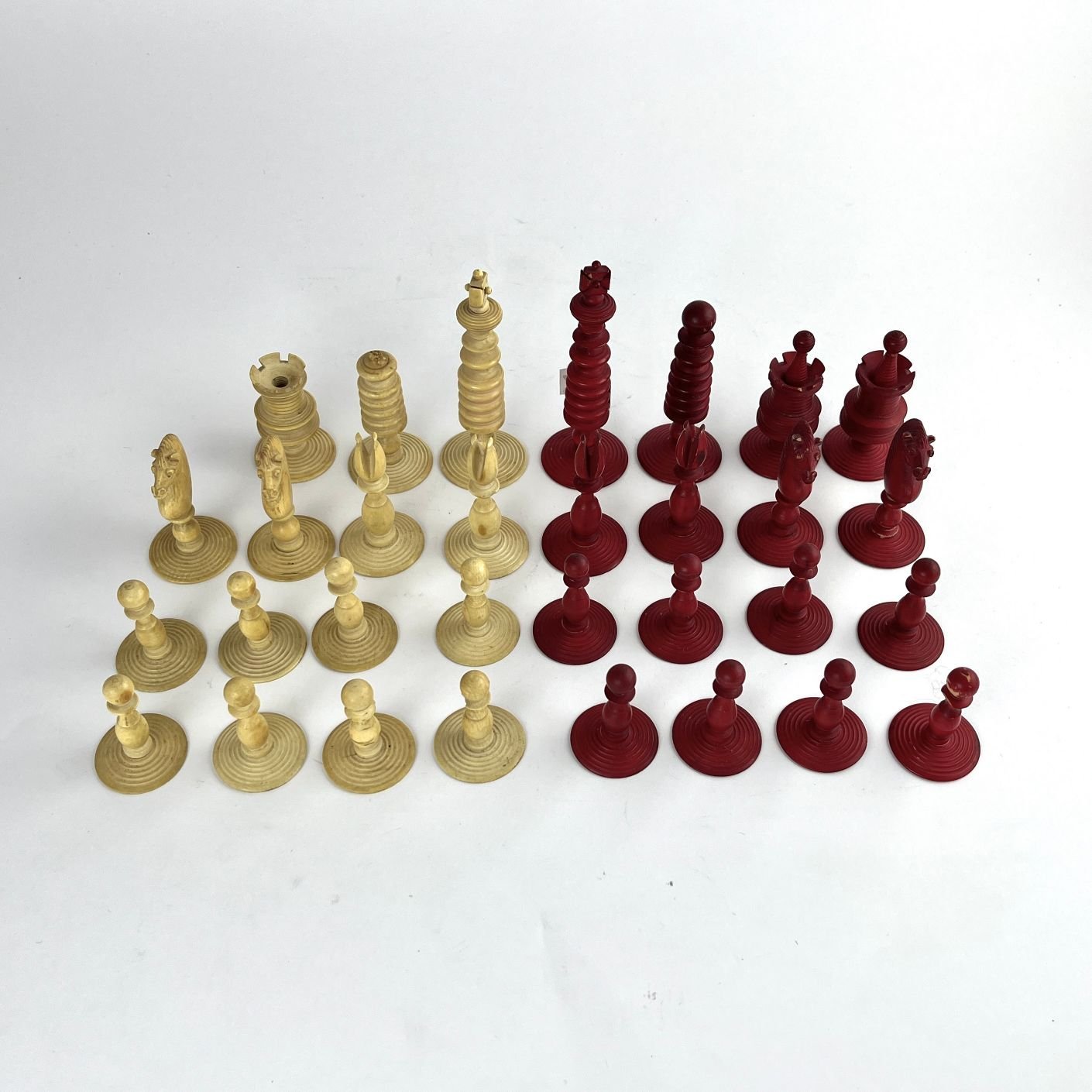 Juego de piezas de ajedrez en marfil