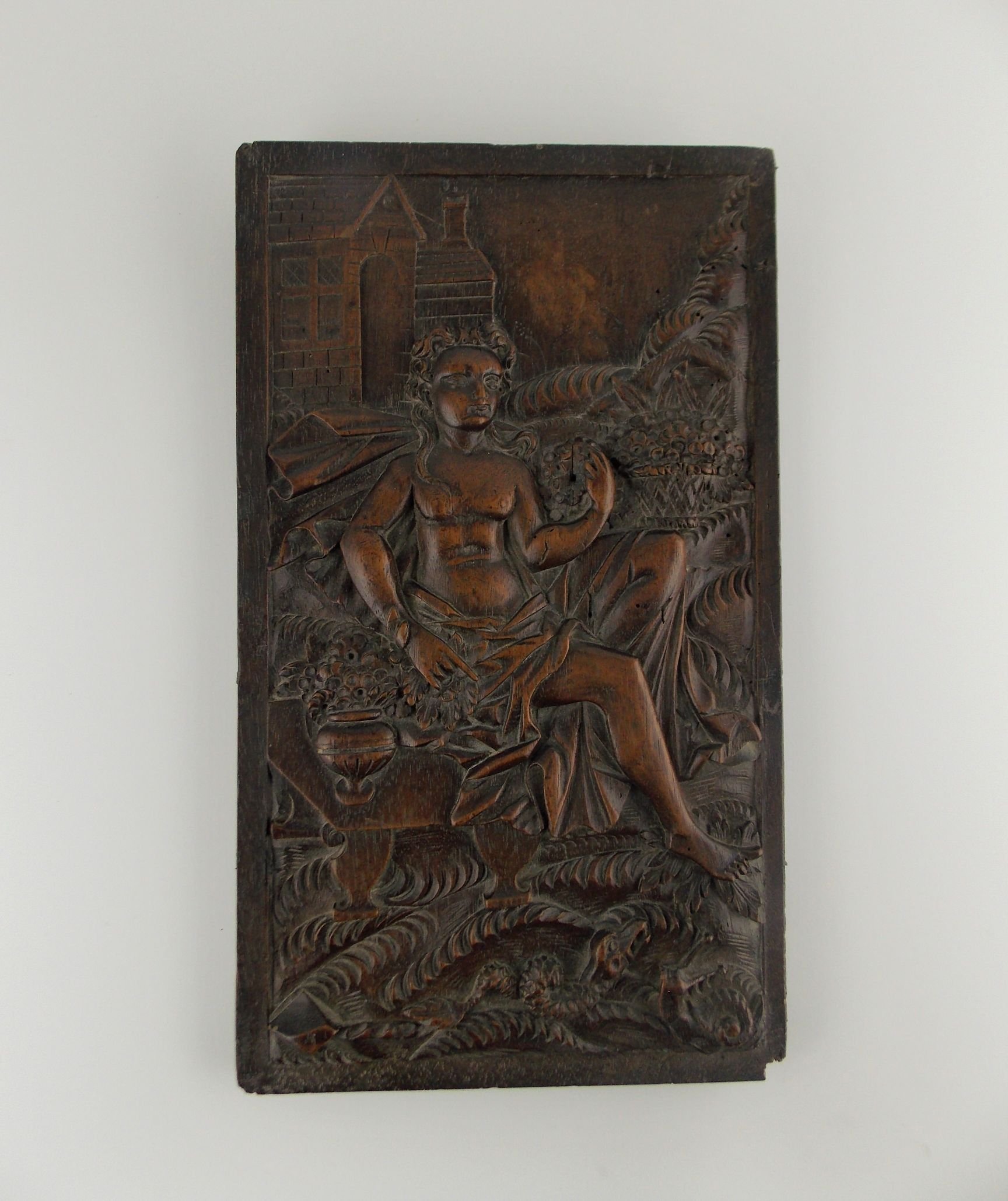 Placa en nogal tallado