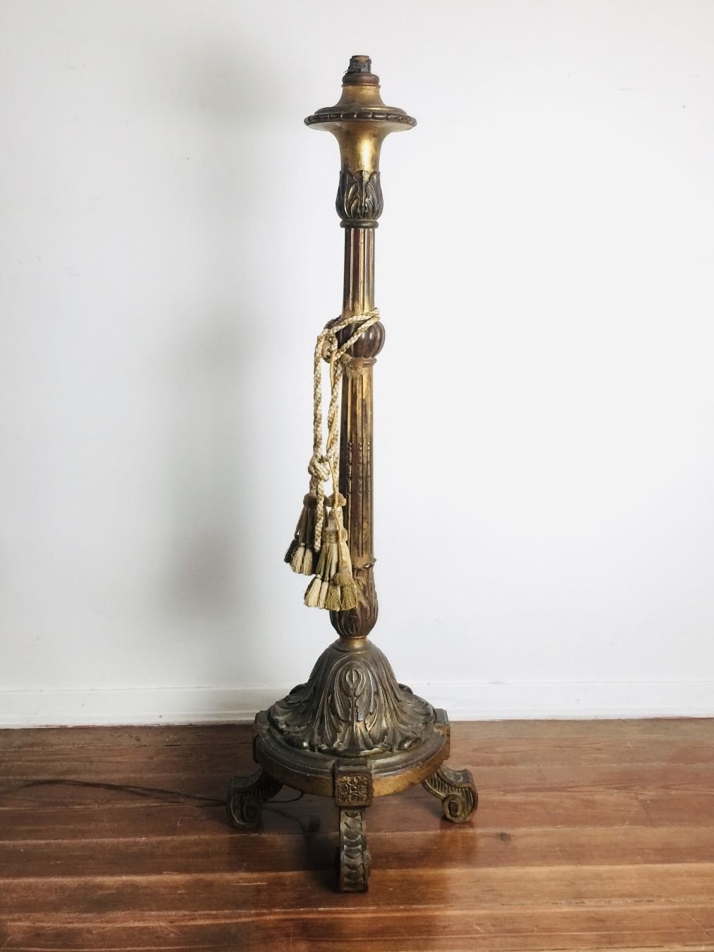 Lámpara de pie en madera