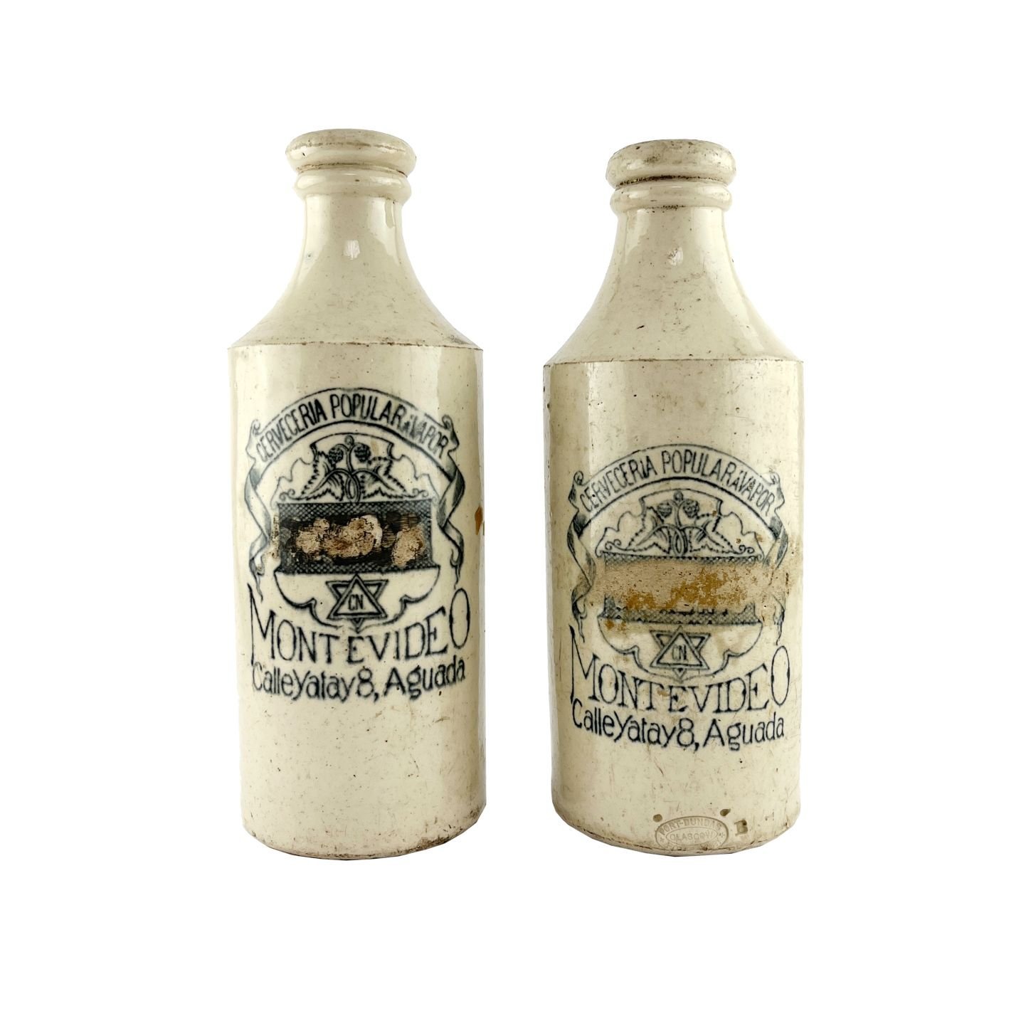 Dos botellas de cerveza uruguaya en gres