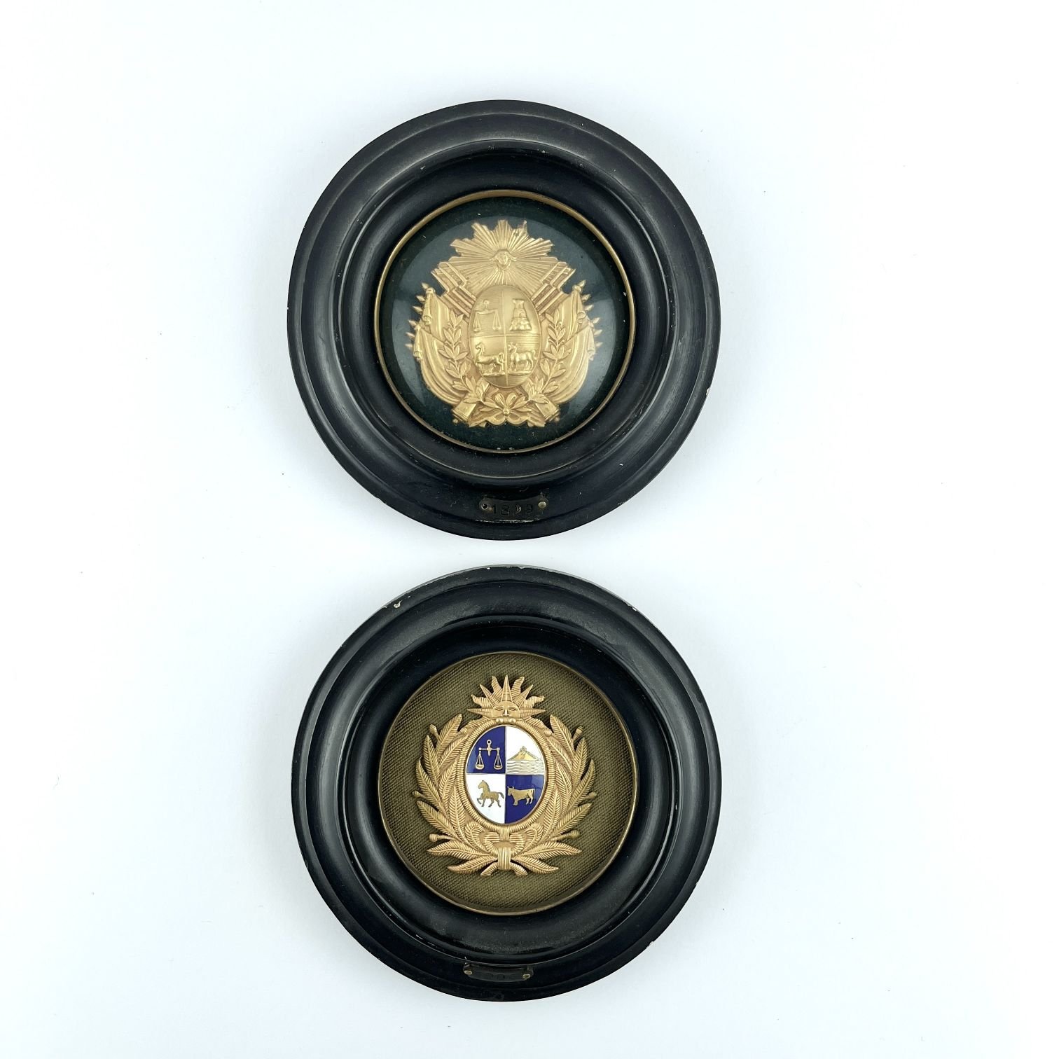 Dos escudos de armas uruguayos