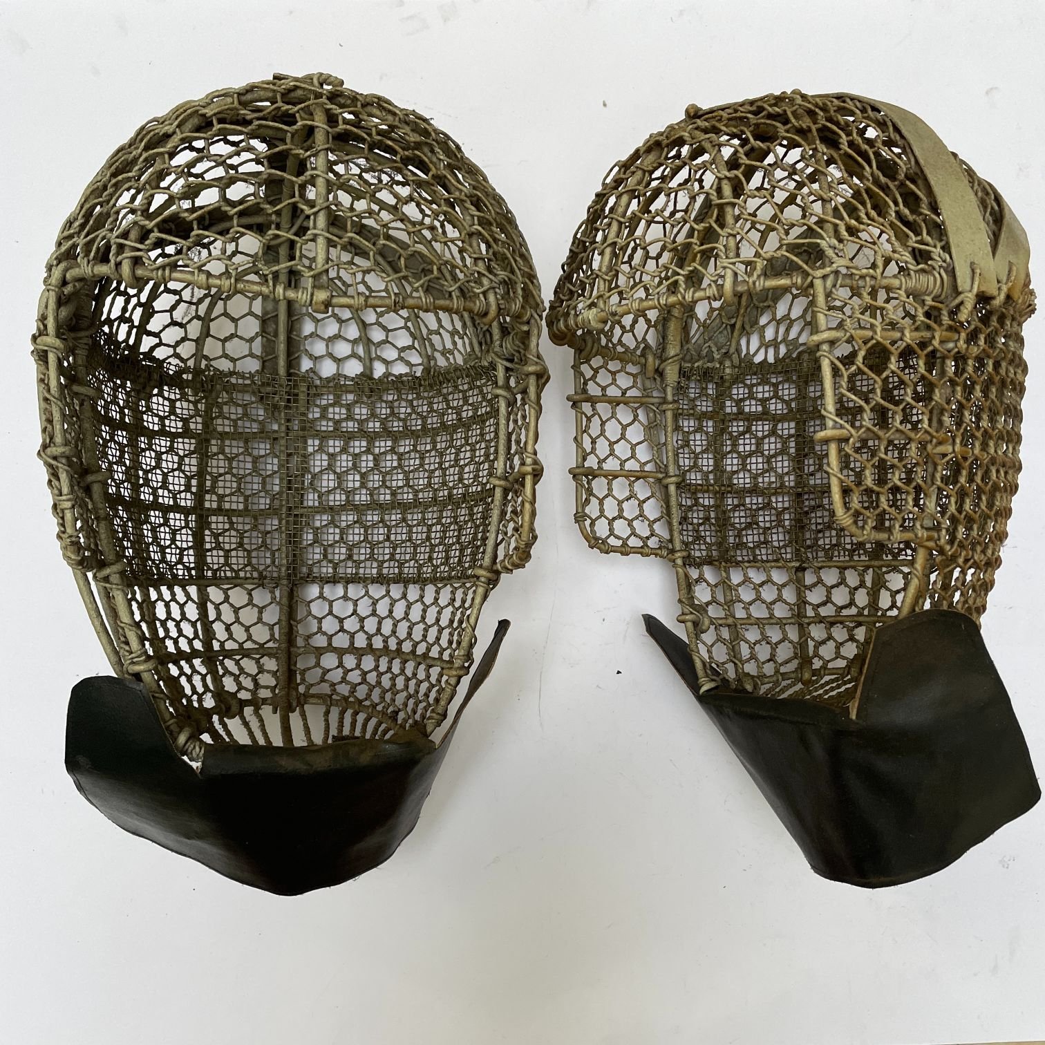 Antiguo par de cascos esgrima