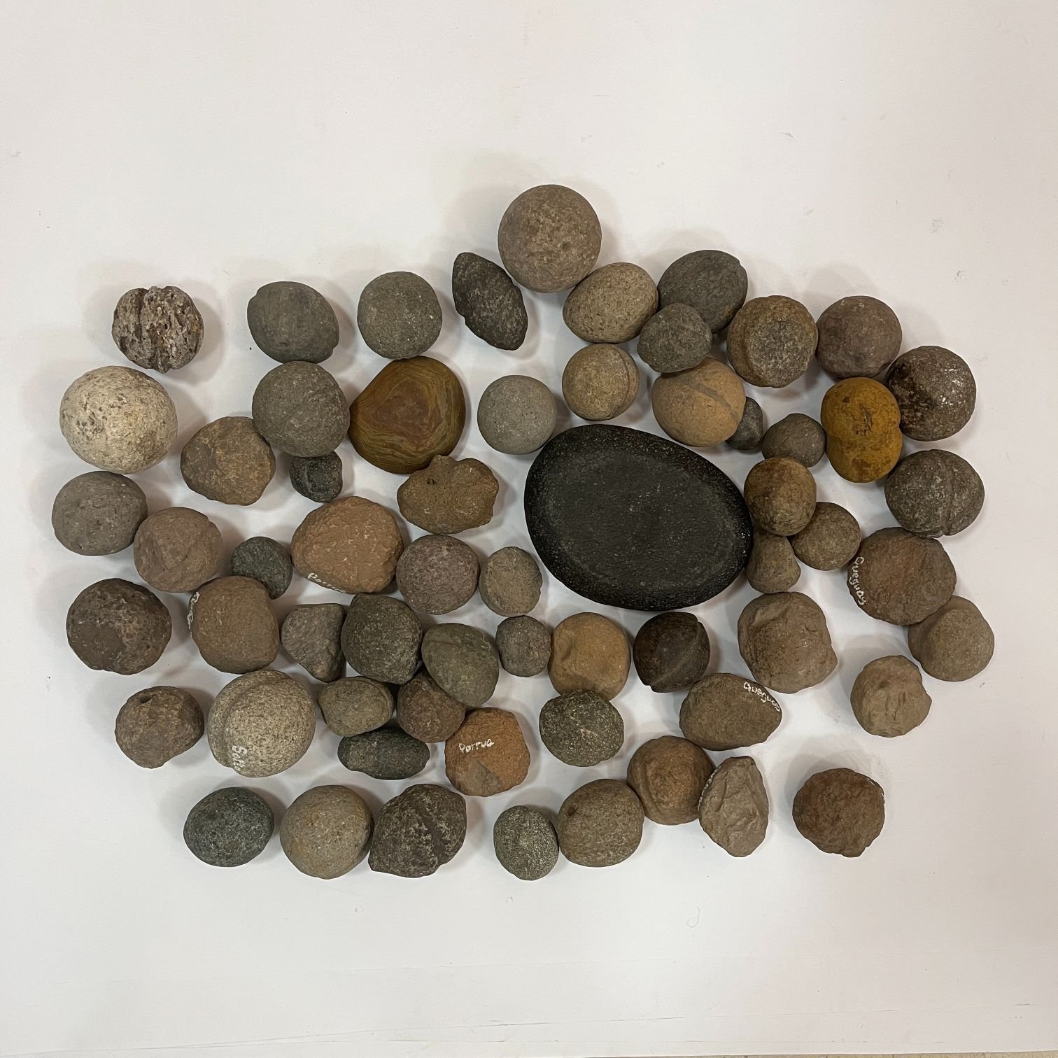 Sesenta y tres líticos indígenas