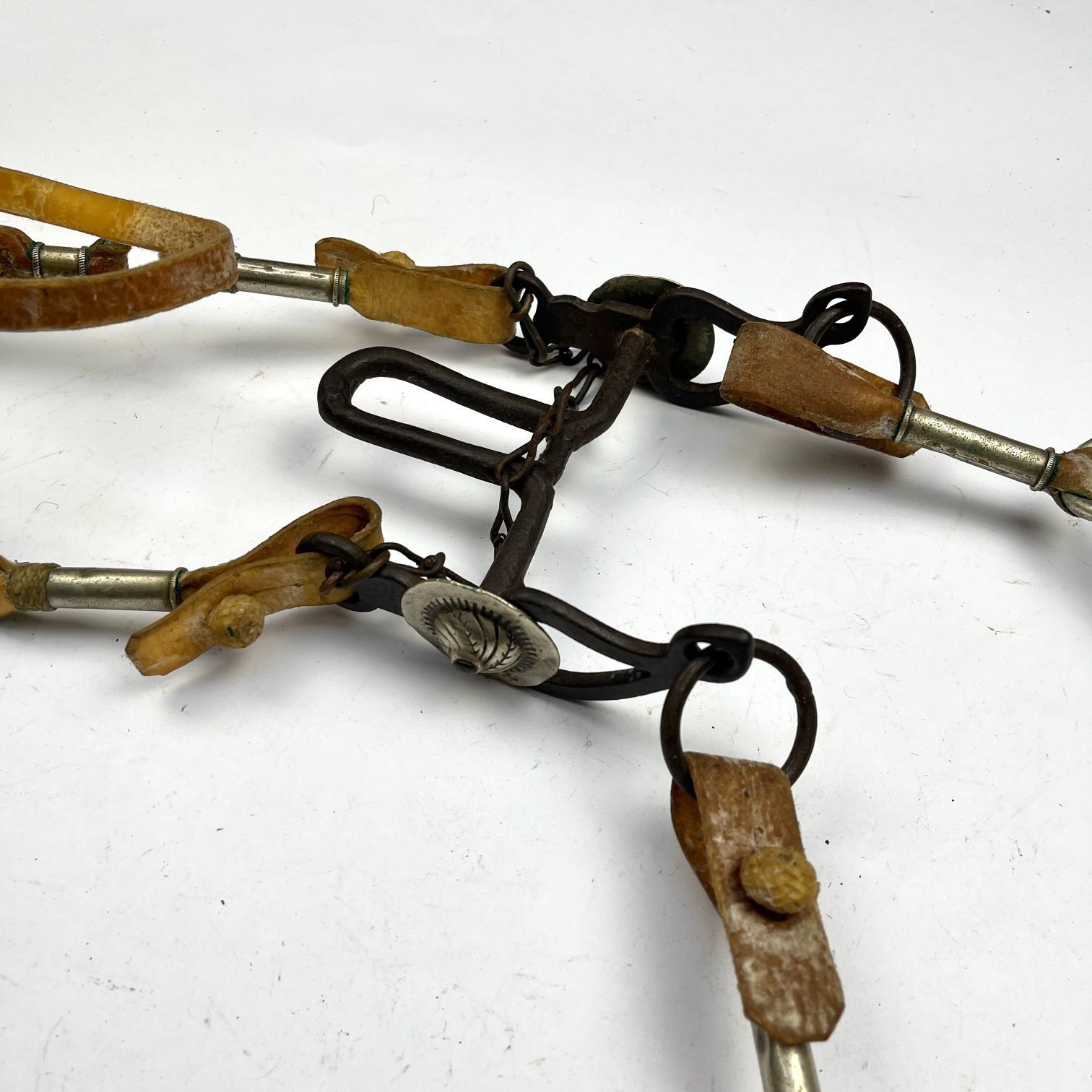 Freno en hierro, plata y metal blanco