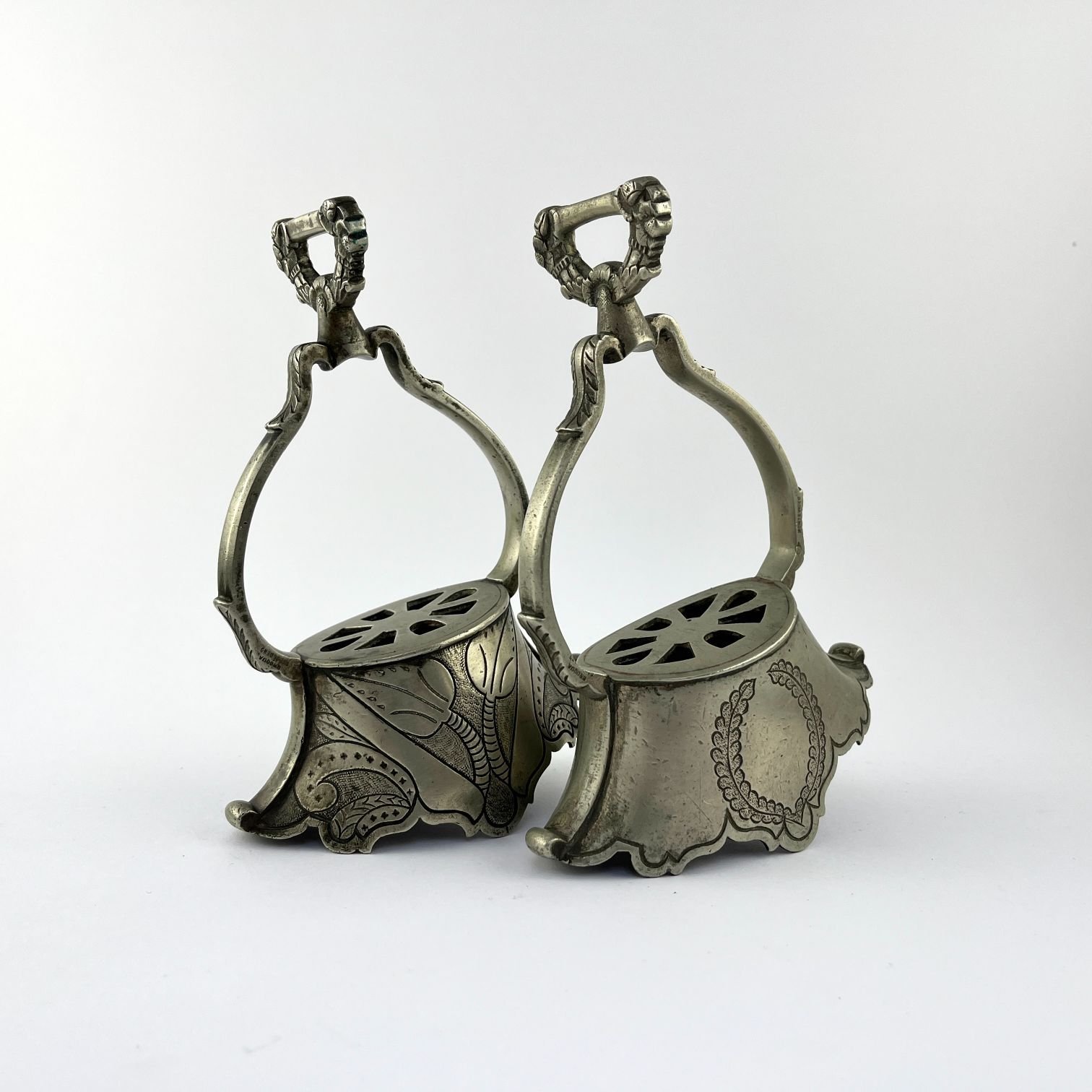 Par de estribos en metal "Sol"