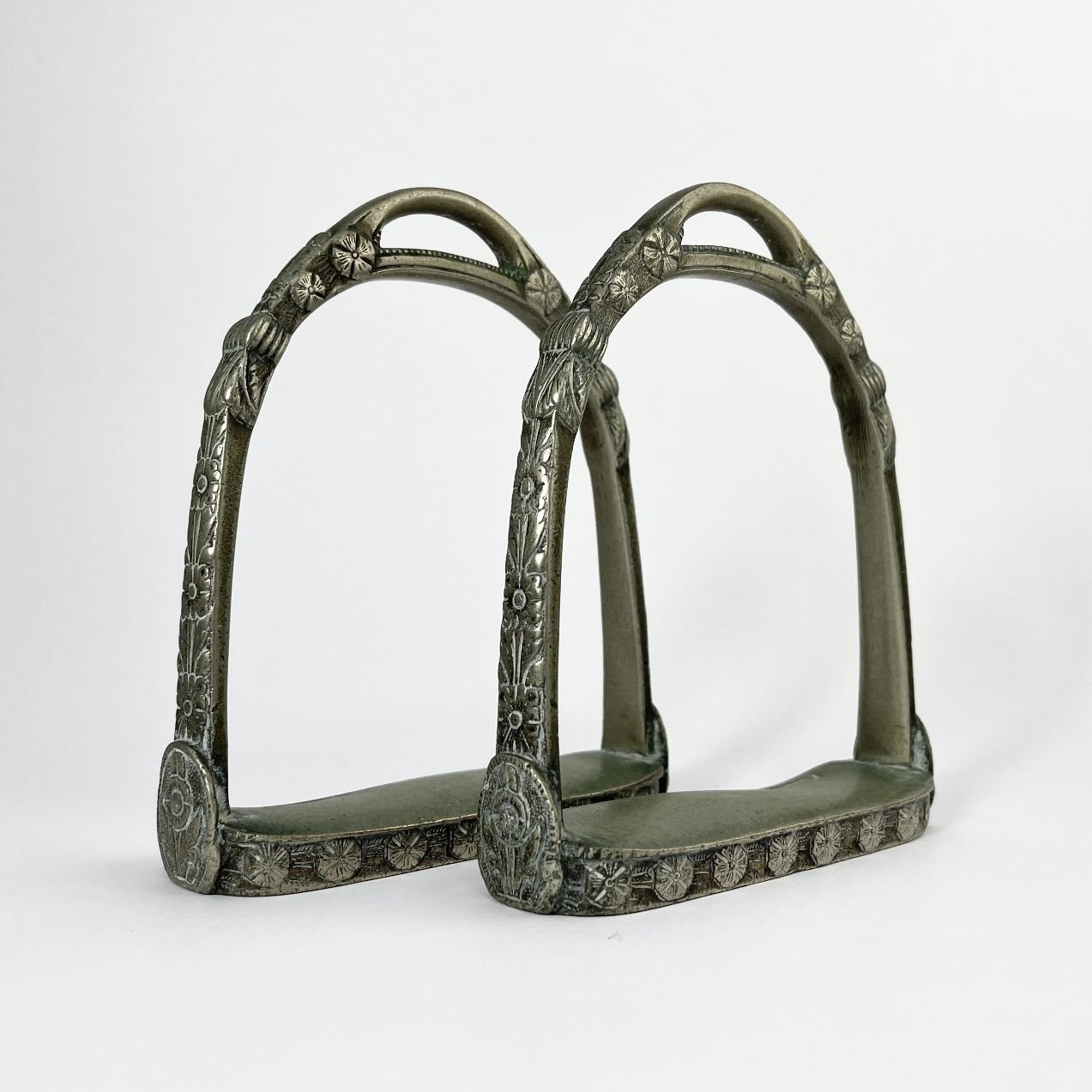 Par de estribos en metal plateado "Cazador"