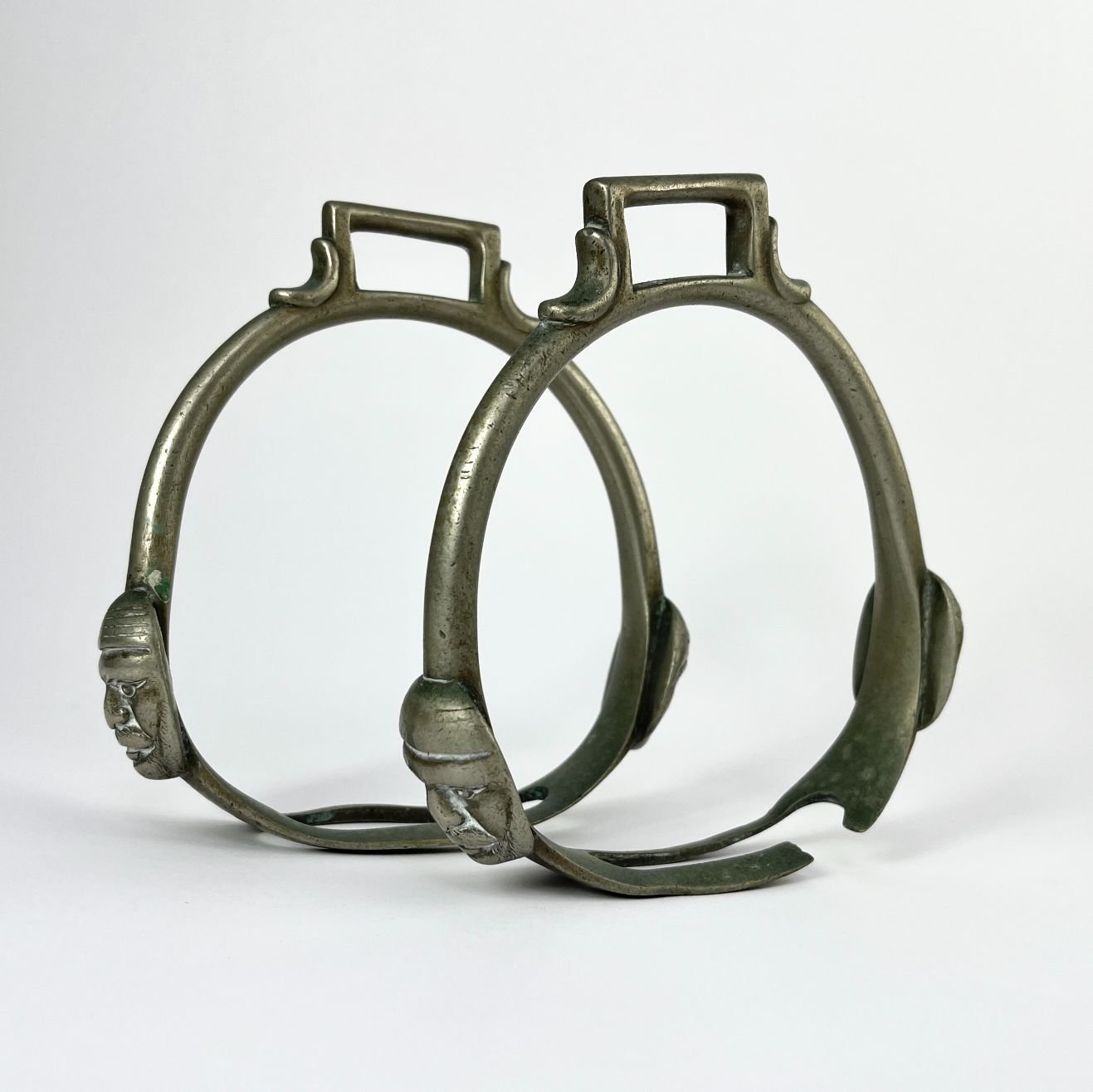 Par de estribos en metal plateado "Sol"