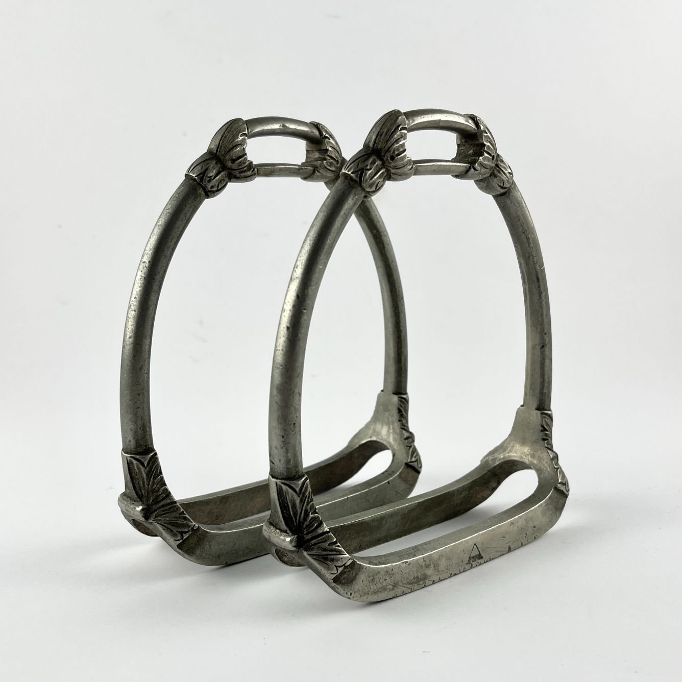 Par de estribos en metal "Triángulo"