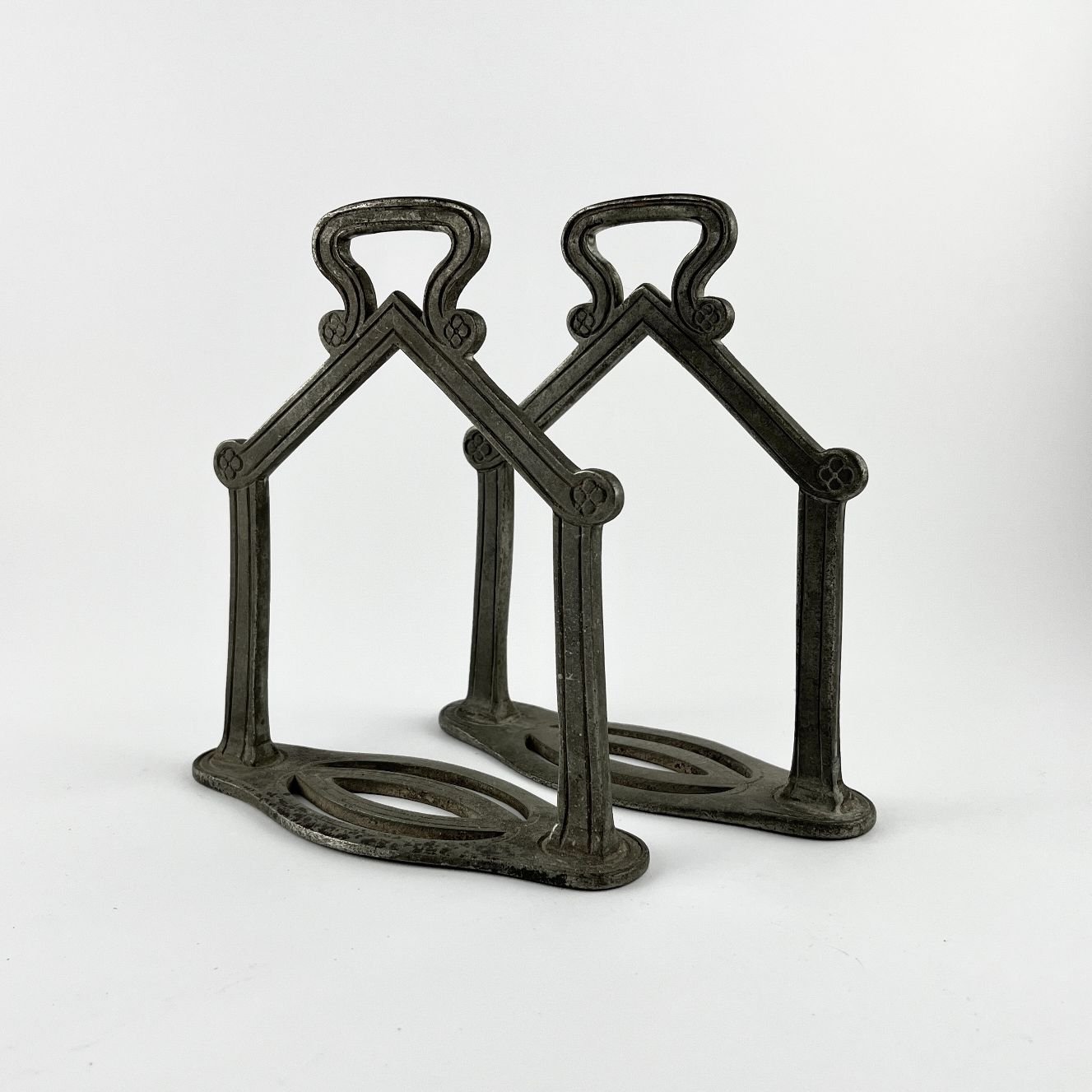 Par de estribos en metal "Triángulo"