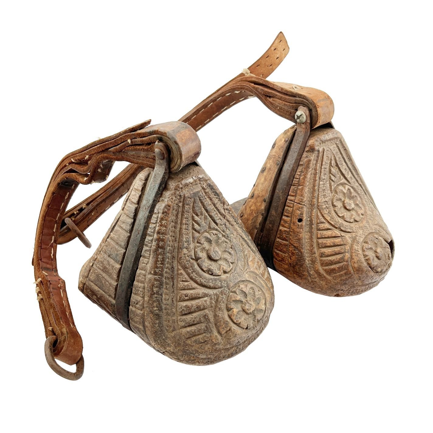 Par de estribos andinos en madera, hierro y bronce