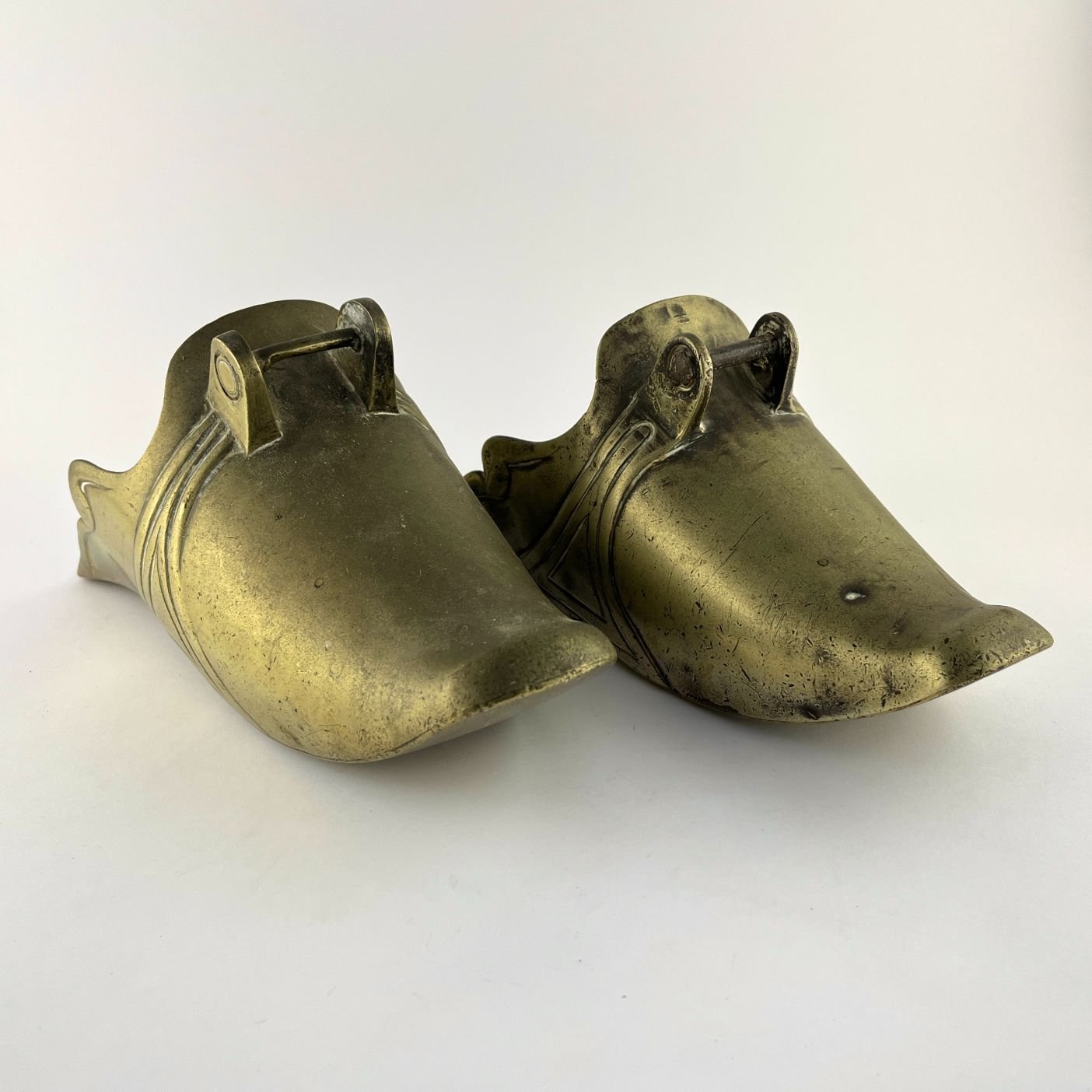 Dos estribos en bronce
