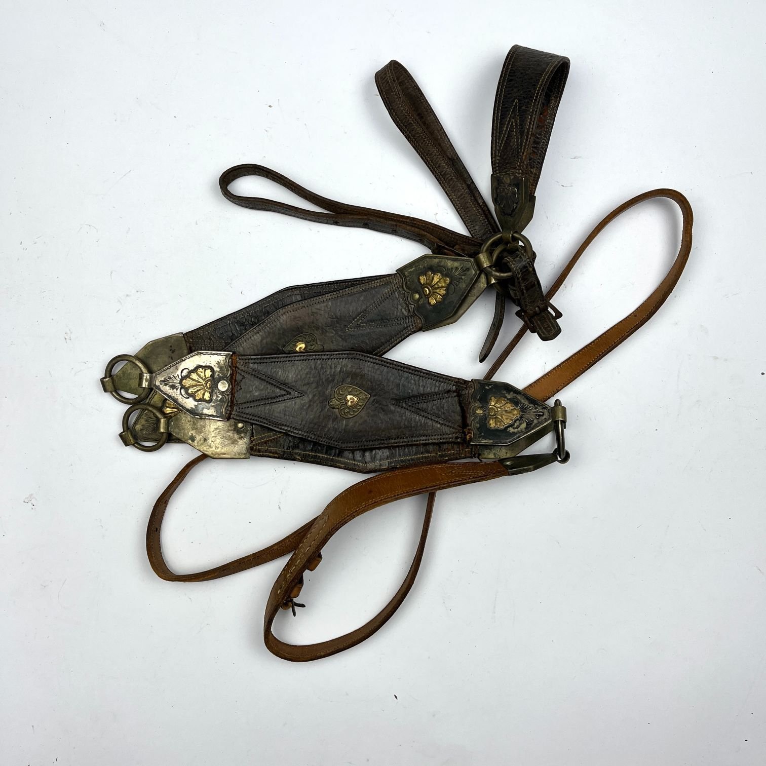 Pretal en cuero, plata, oro y metal blanco