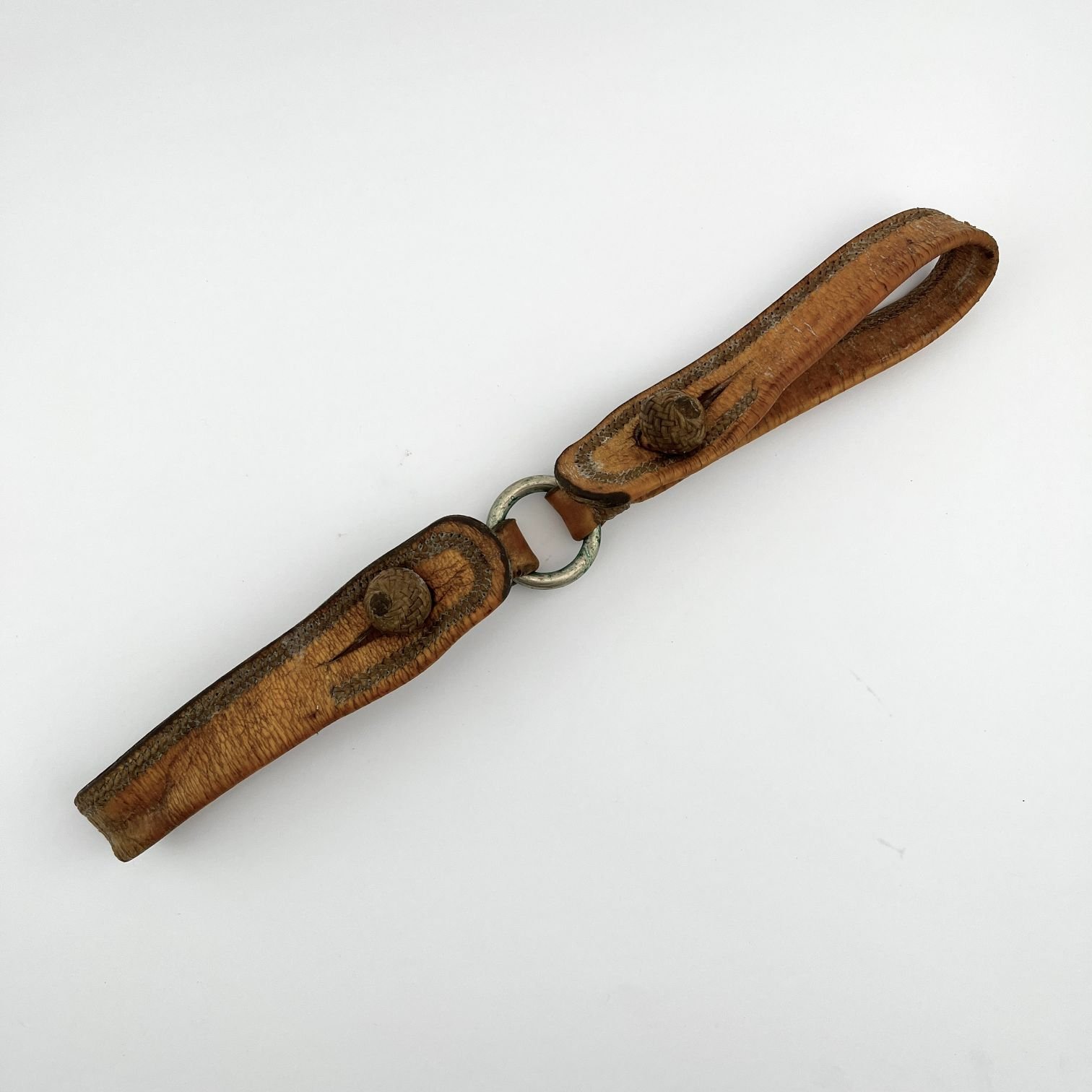 Manea en cuero y metal blanco