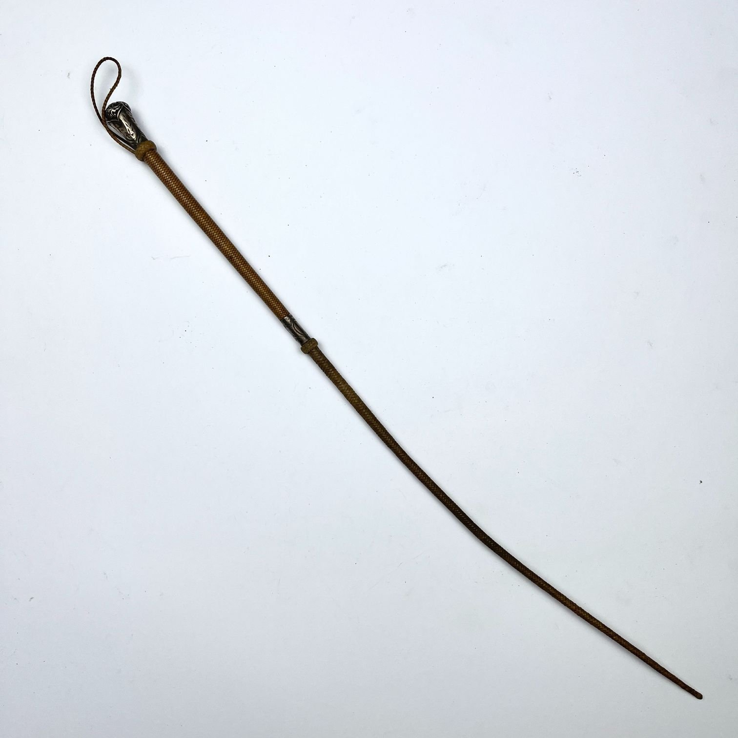 Fusta en cuero, plata y piedra color