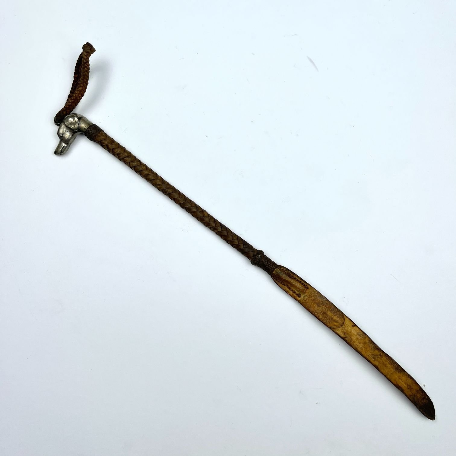 Fusta en cuero y metal blanco