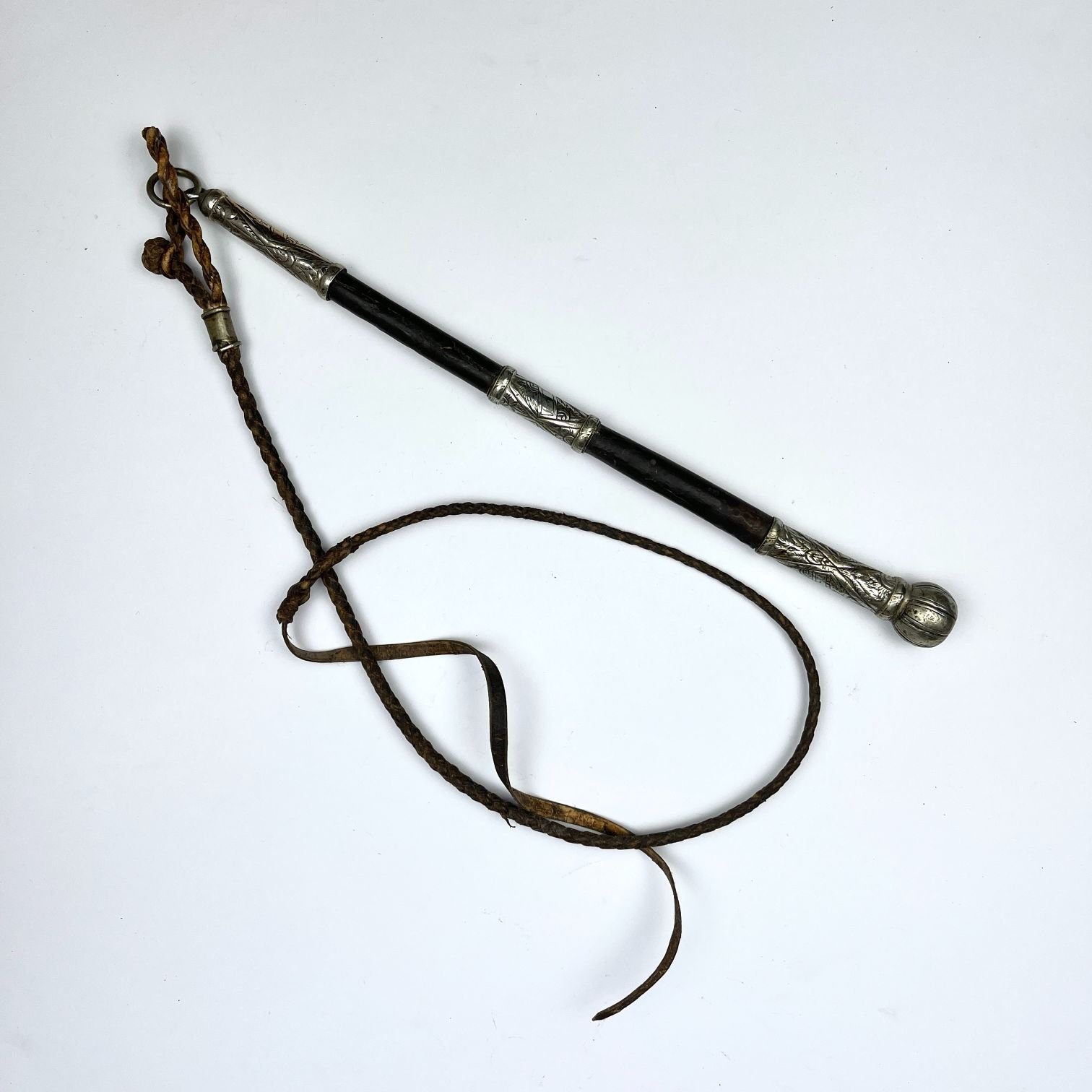 Arreador en madera, cuero y metal blanco