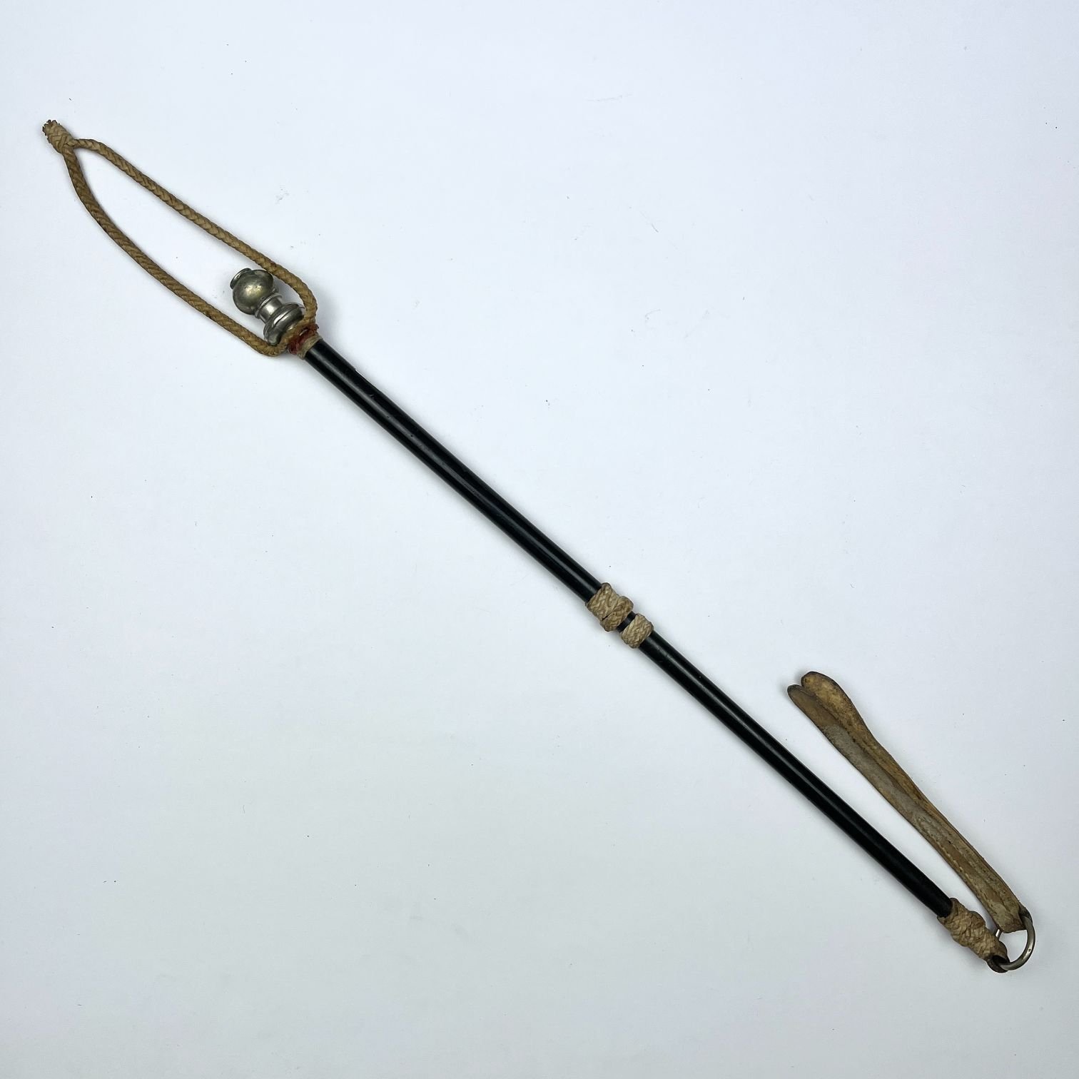 Arreador en ébano, cuero y metal plateado