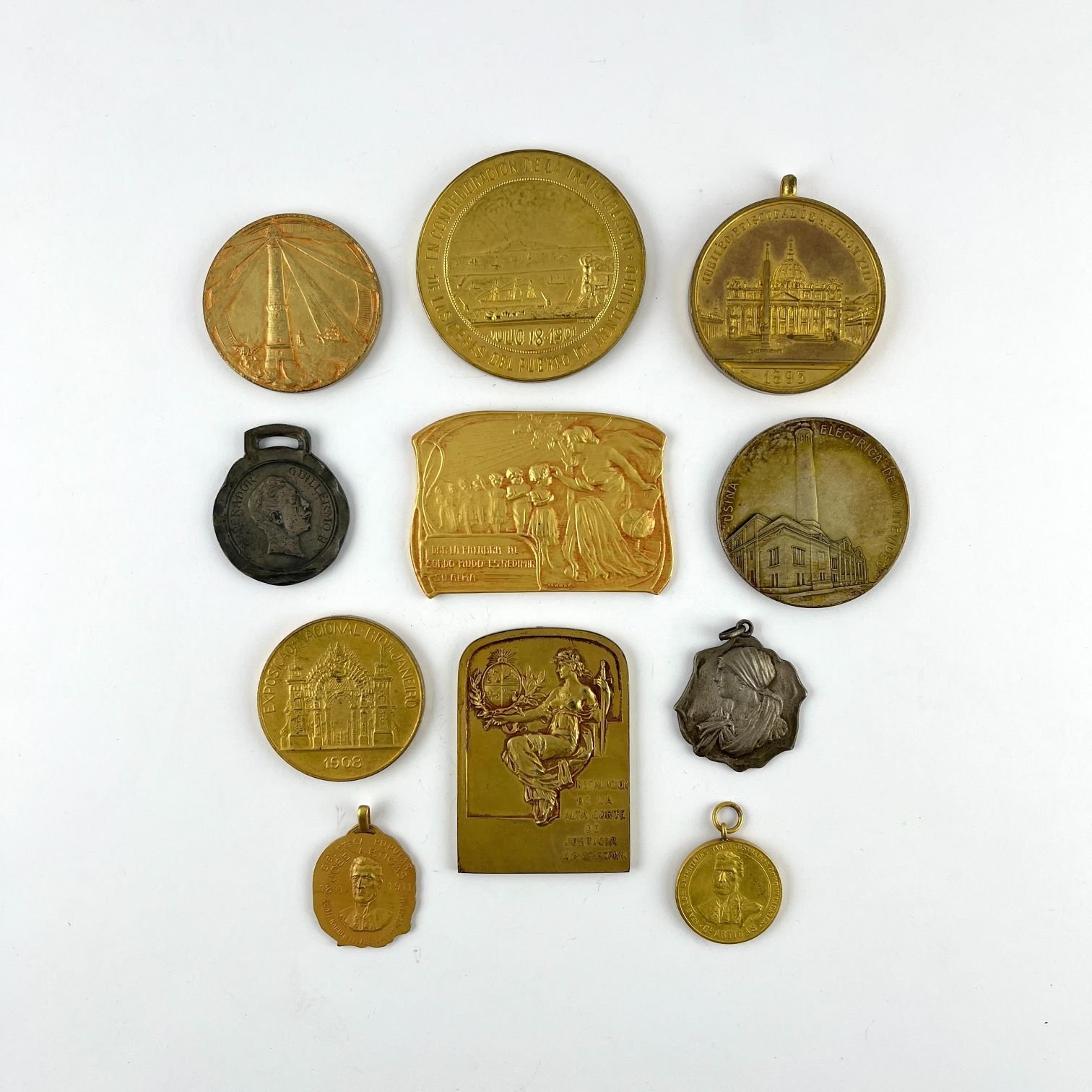 Once medallas pertenecientes a José Batlle y Ordóñez