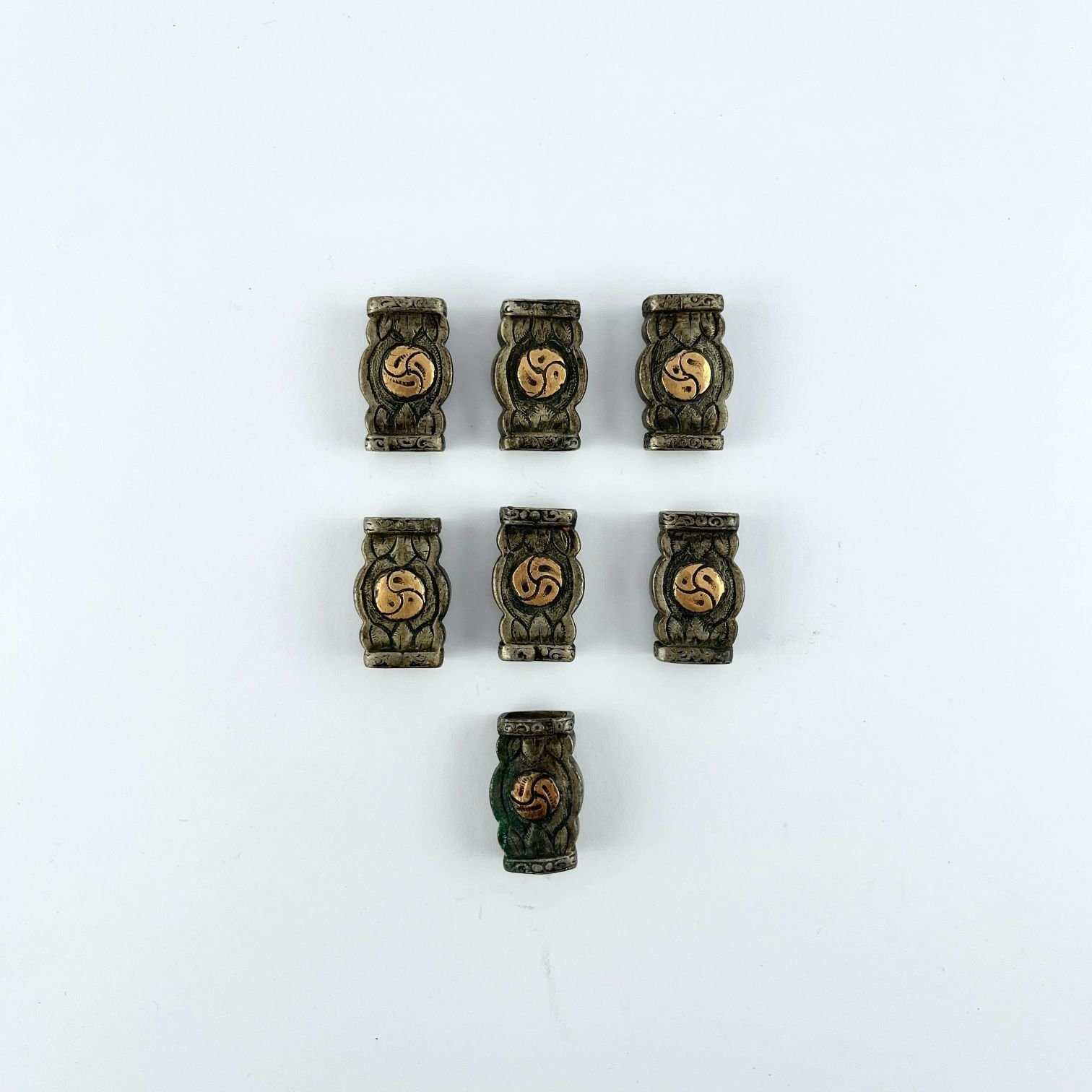 Juego de siete pasadores en plata y oto