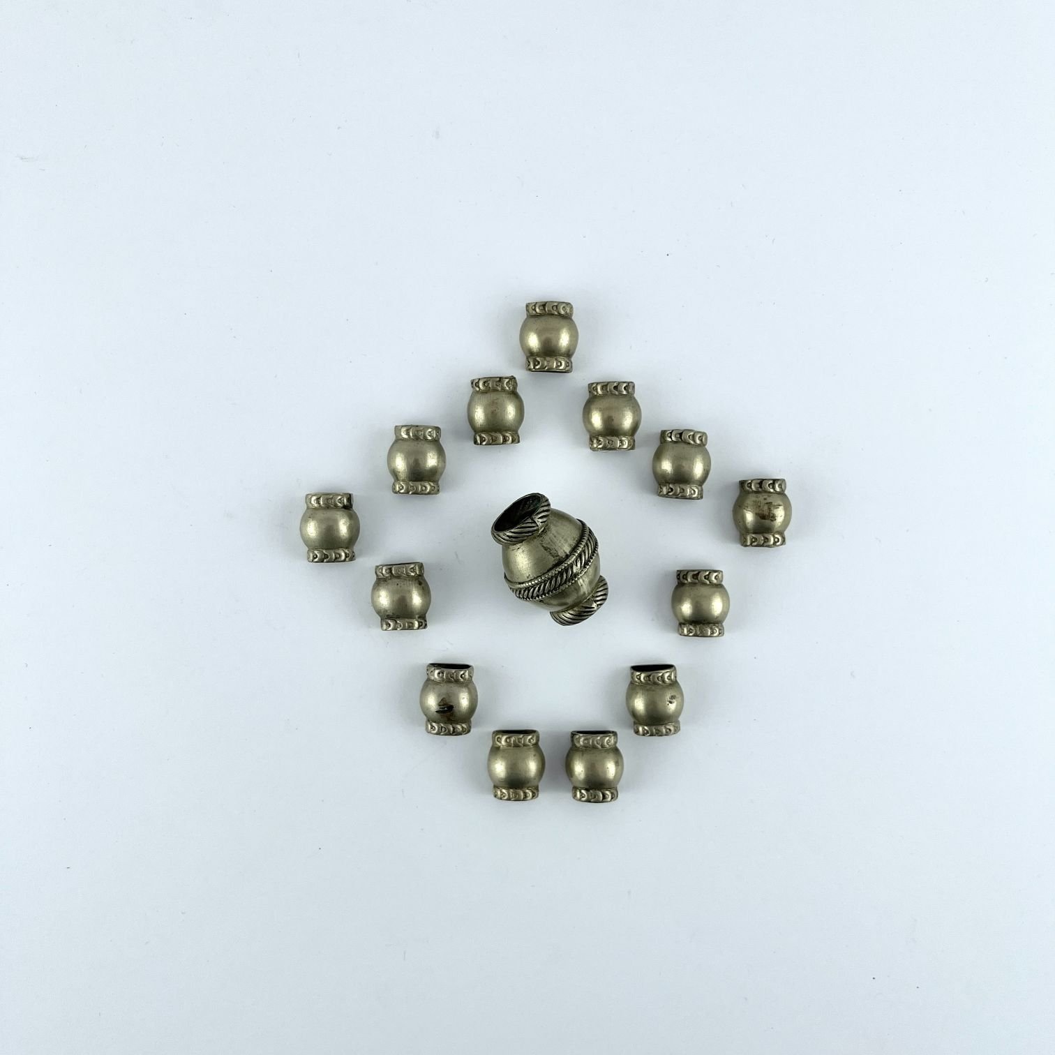 Conjunto de catorce pasdores en metal blanco