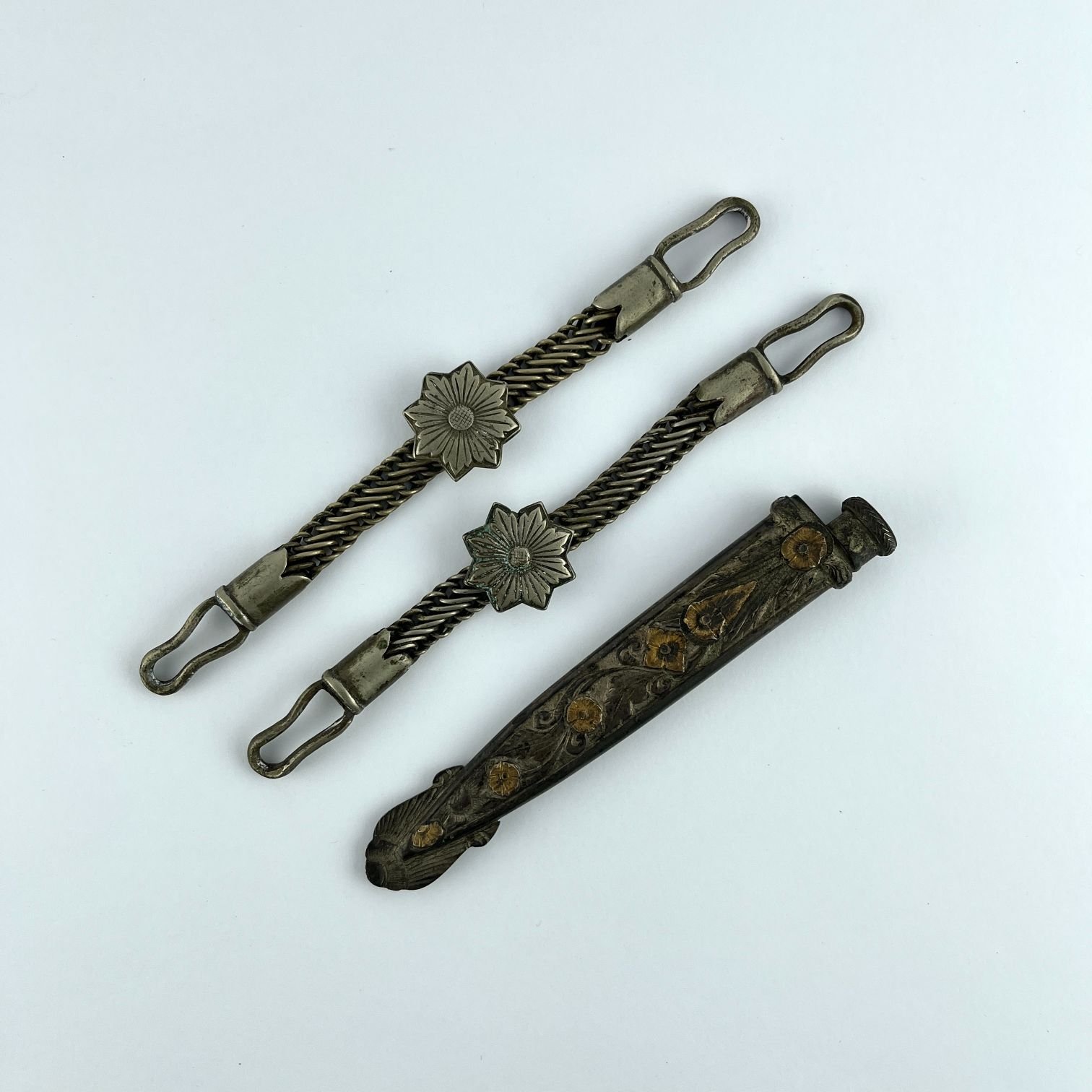 Vaina para cuchillo criollo en plata y oro y par de alzaprimas en metal blanco