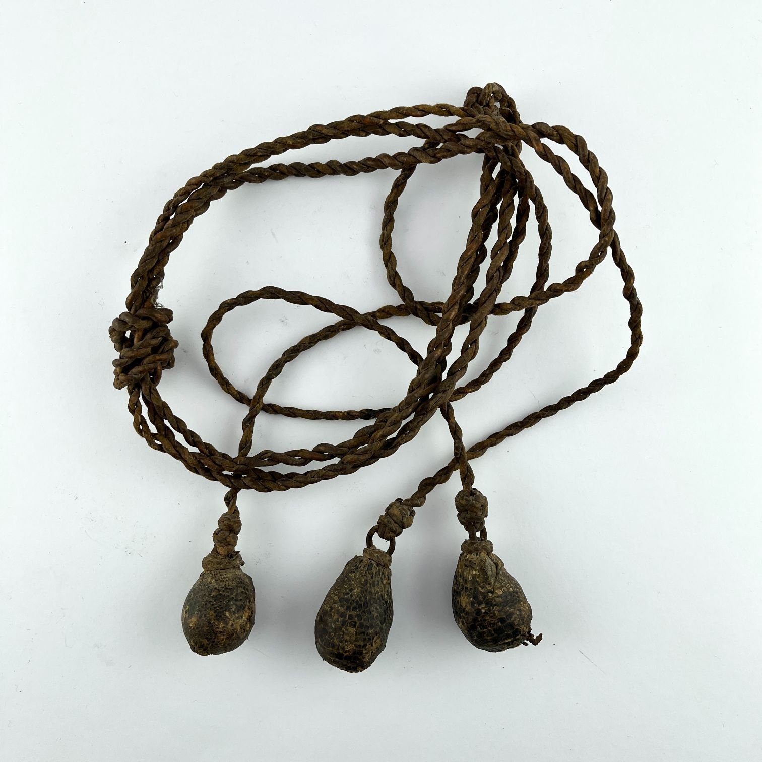 Juego de tres boleadoras en plomo y cuero de lagarto