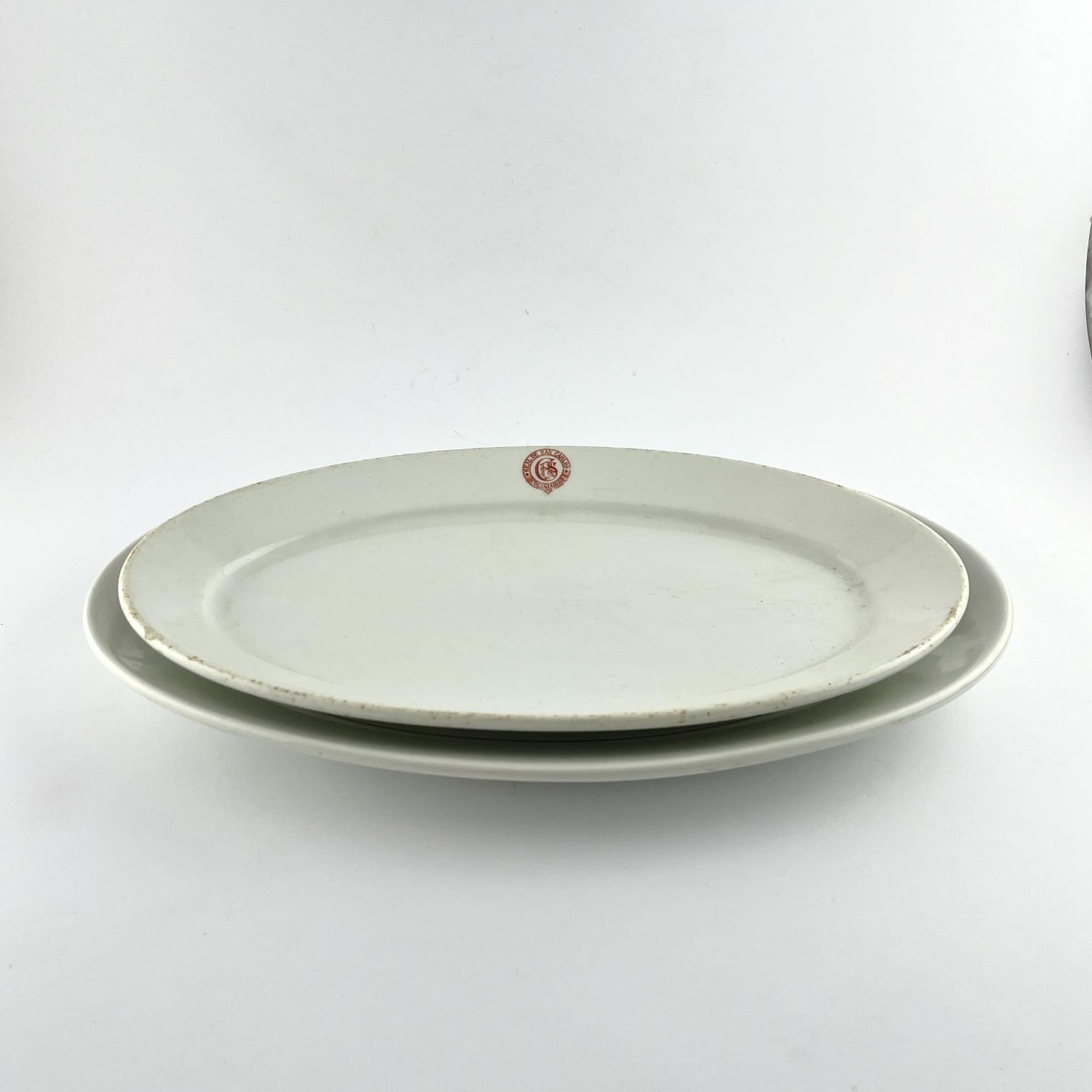 Dos fuentes en porcelana Real de San Carlos