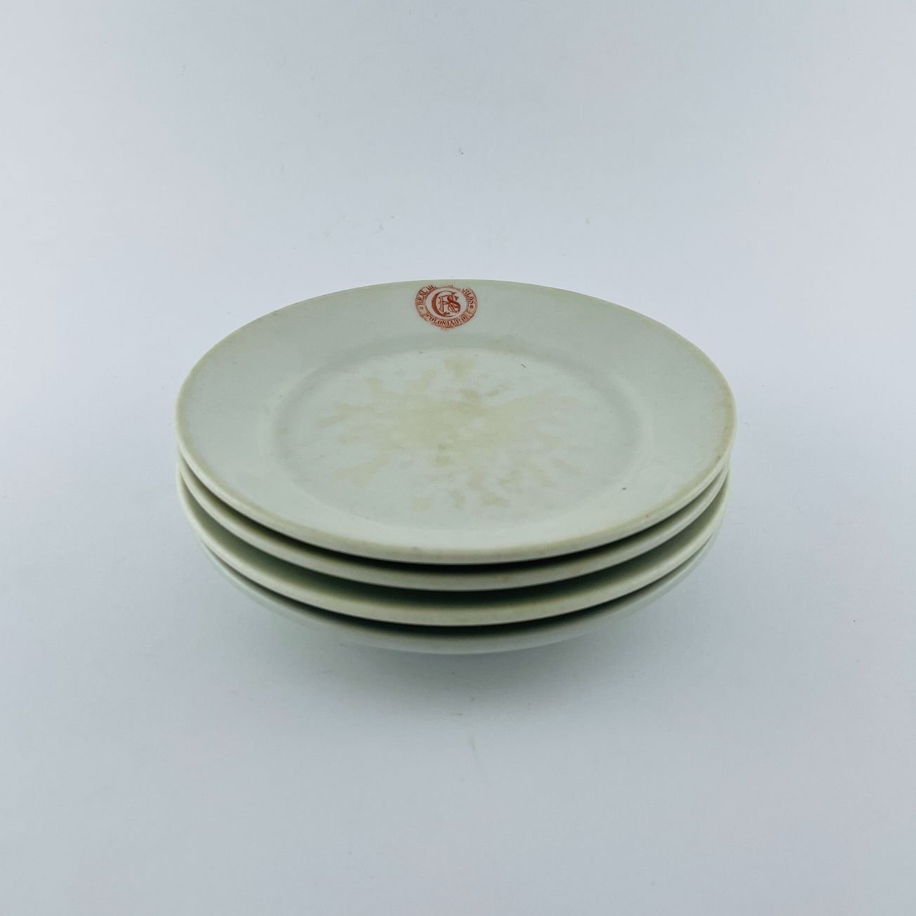 Fuente redonda y cuatro platos en porcelana Real de San Carlos