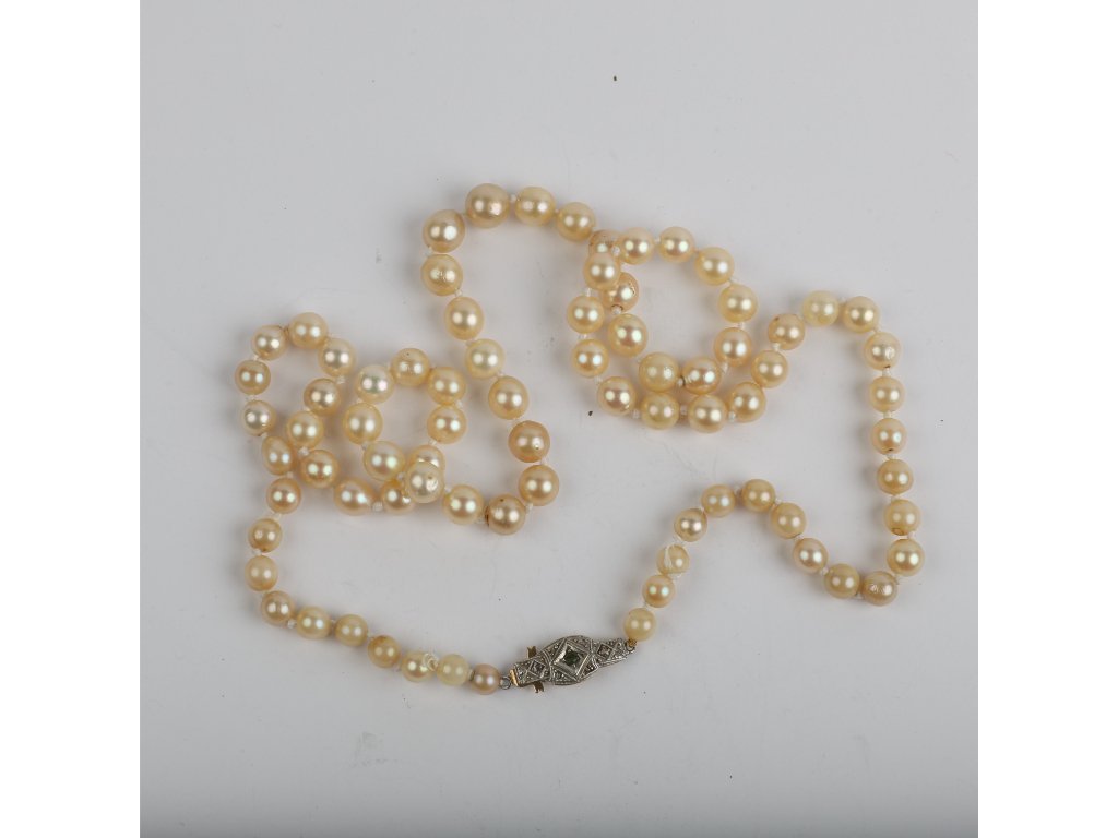 Collar perlas, oro 18 K, esmerlada y diamantes